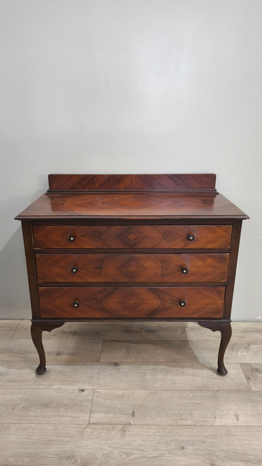 88493 Cassettiera in legno con piedi a sciabola