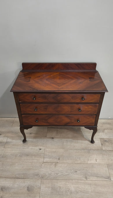 88493 Cassettiera in legno con piedi a sciabola