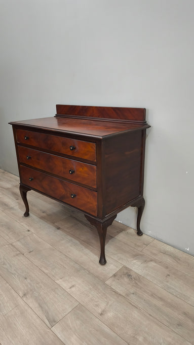 88493 Cassettiera in legno con piedi a sciabola