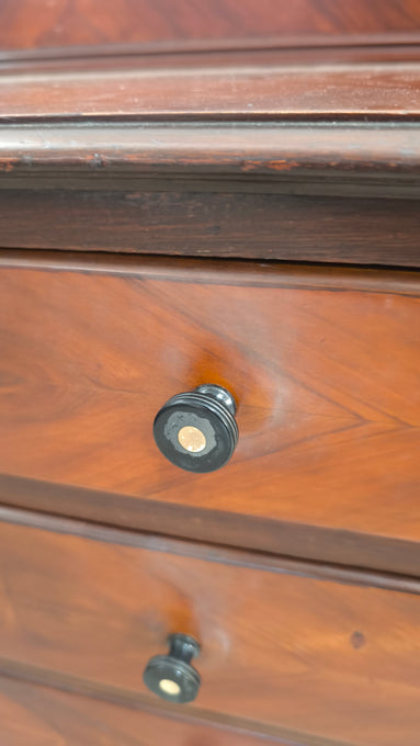 88493 Cassettiera in legno con piedi a sciabola