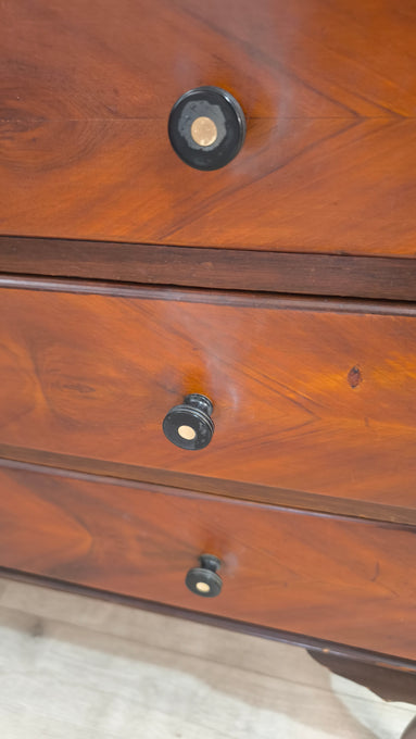 88493 Cassettiera in legno con piedi a sciabola