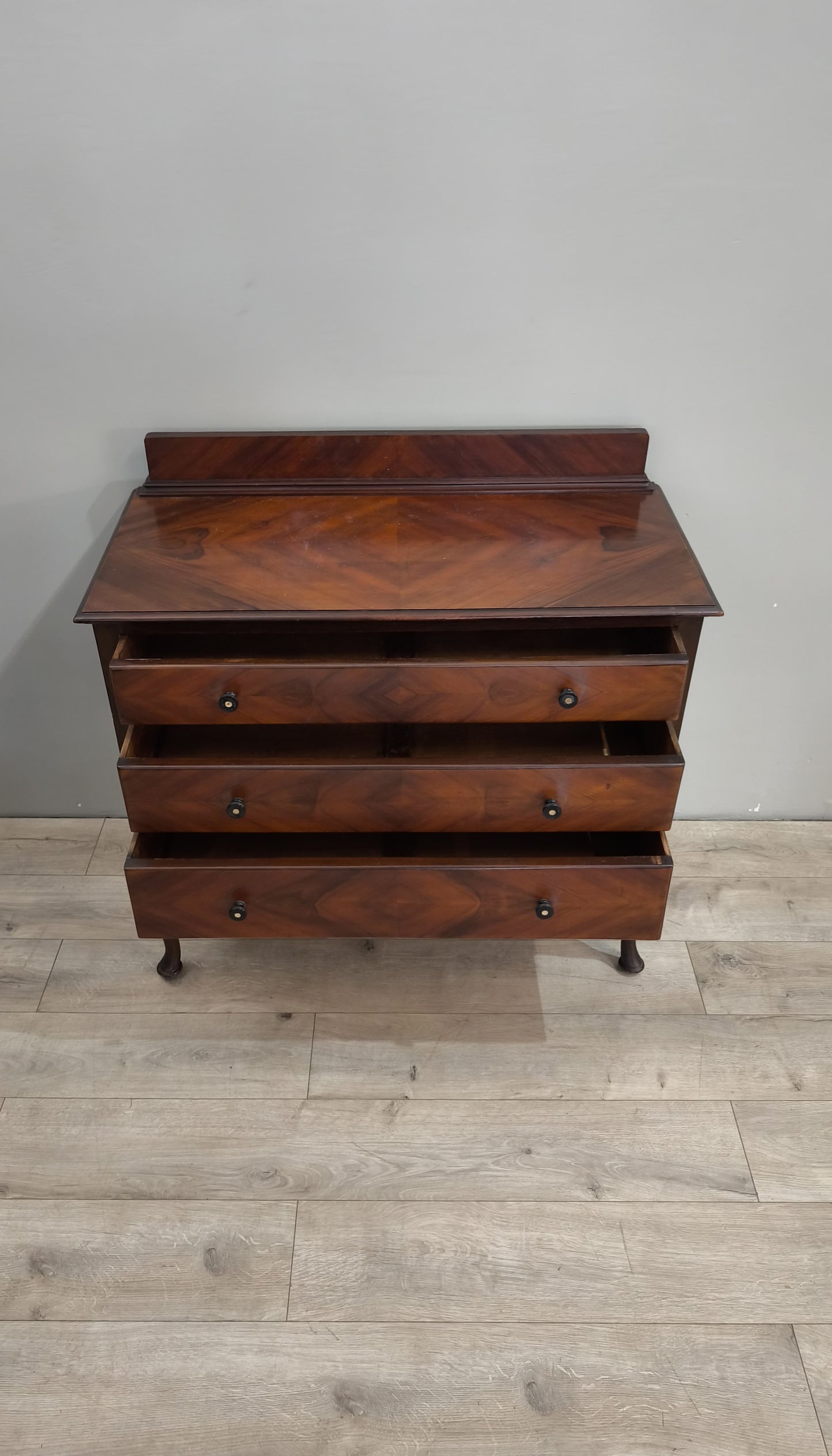88493 Cassettiera in legno con piedi a sciabola
