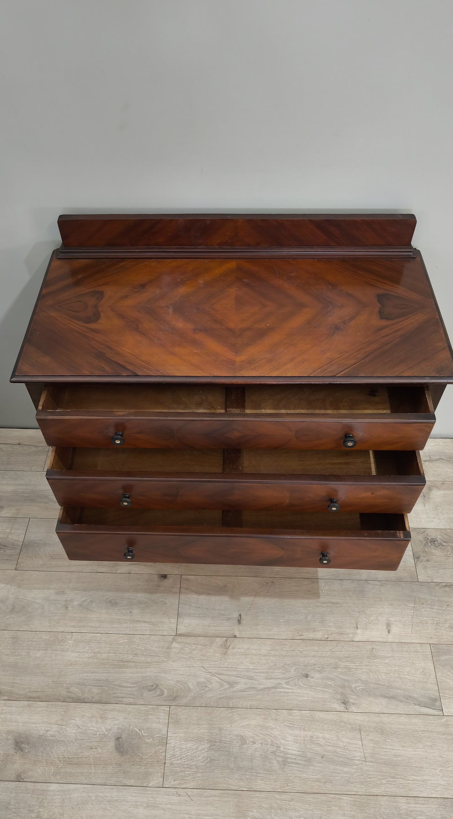 88493 Cassettiera in legno con piedi a sciabola