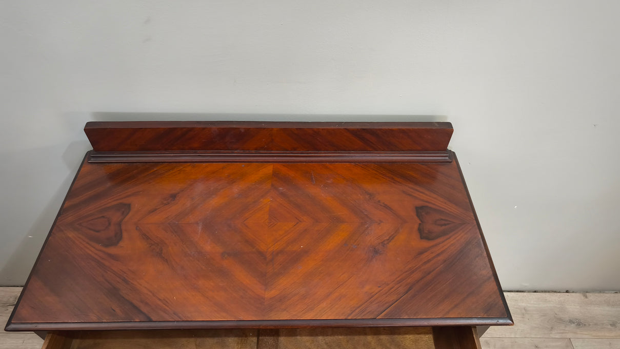 88493 Cassettiera in legno con piedi a sciabola