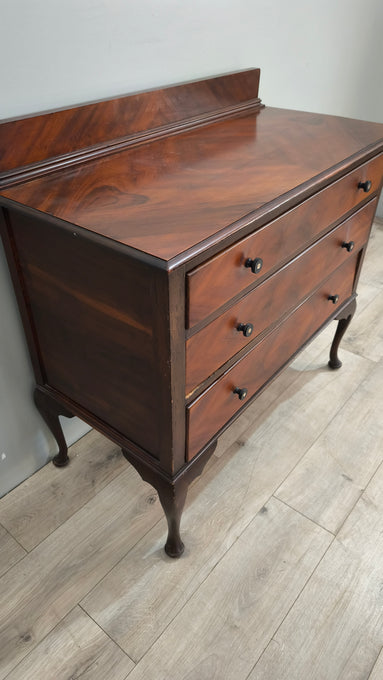 88493 Cassettiera in legno con piedi a sciabola