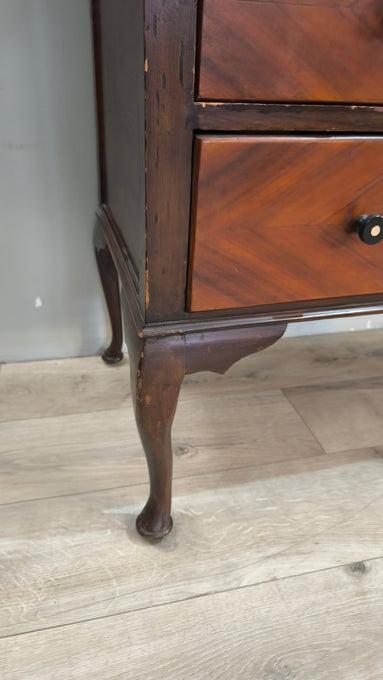 88493 Cassettiera in legno con piedi a sciabola