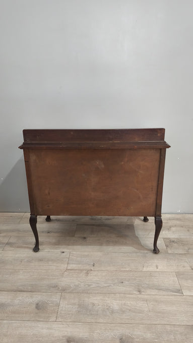 88493 Cassettiera in legno con piedi a sciabola