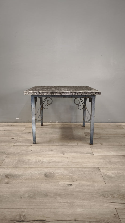 88618 Tavolino con base in ferro e piano in pietra