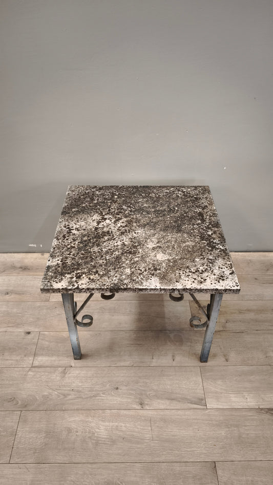88618 Tavolino con base in ferro e piano in pietra