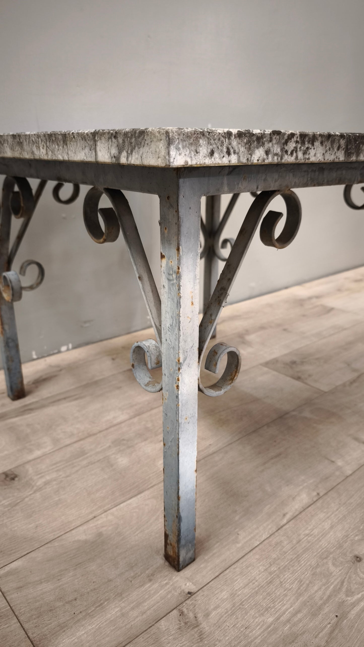 88618 Tavolino con base in ferro e piano in pietra