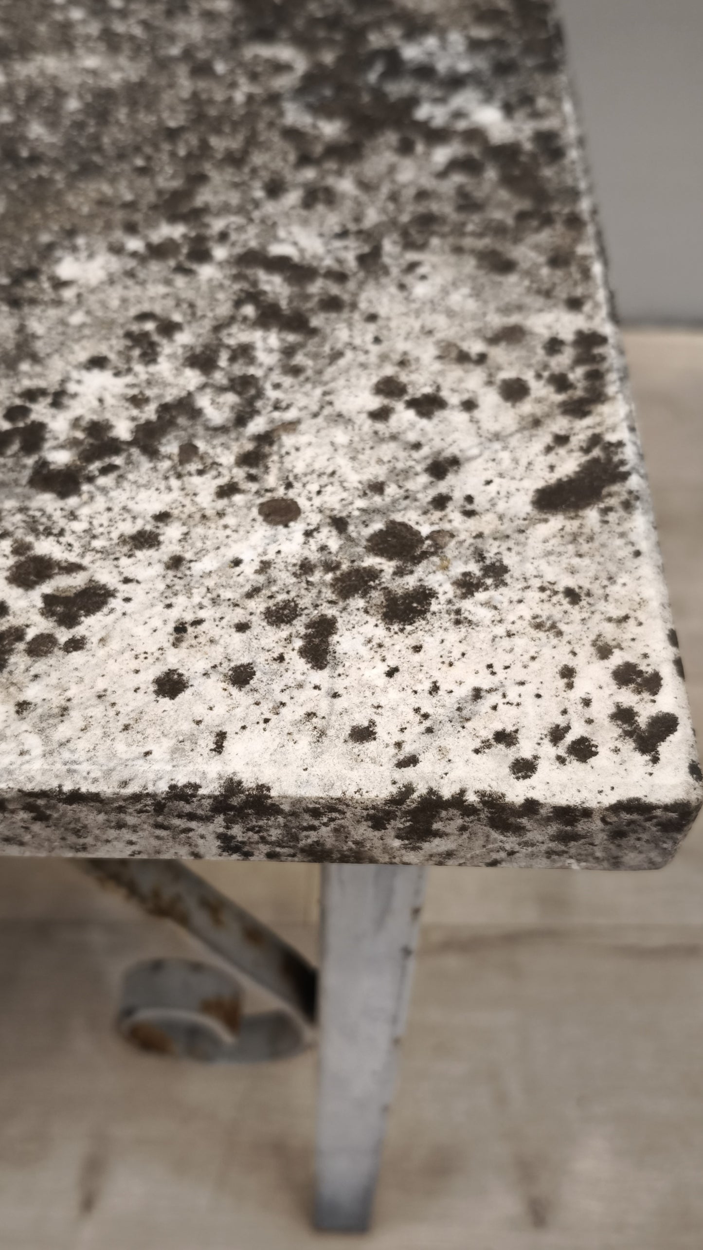 88618 Tavolino con base in ferro e piano in pietra