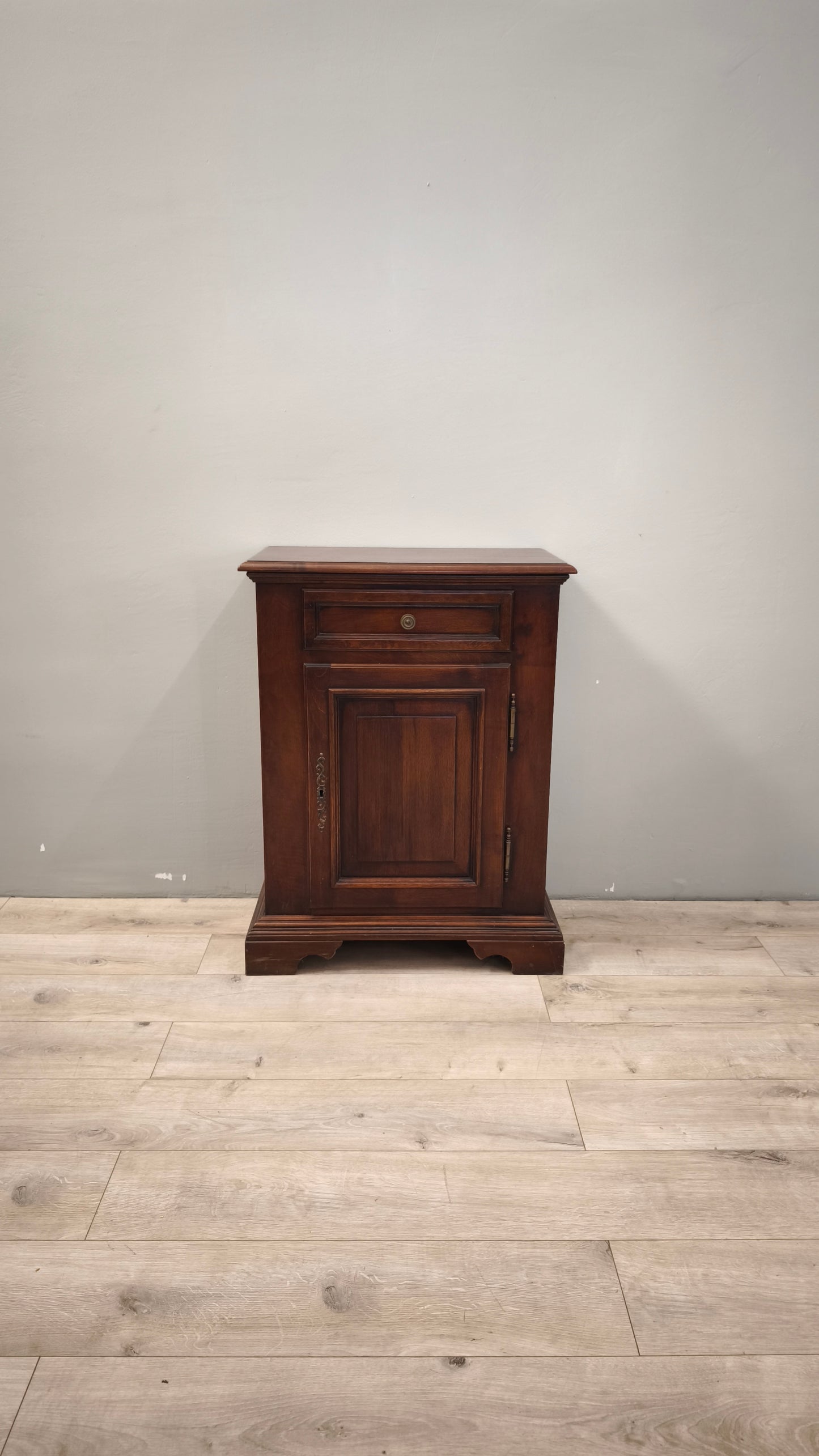 88590 Stipetto un'anta in legno scuro