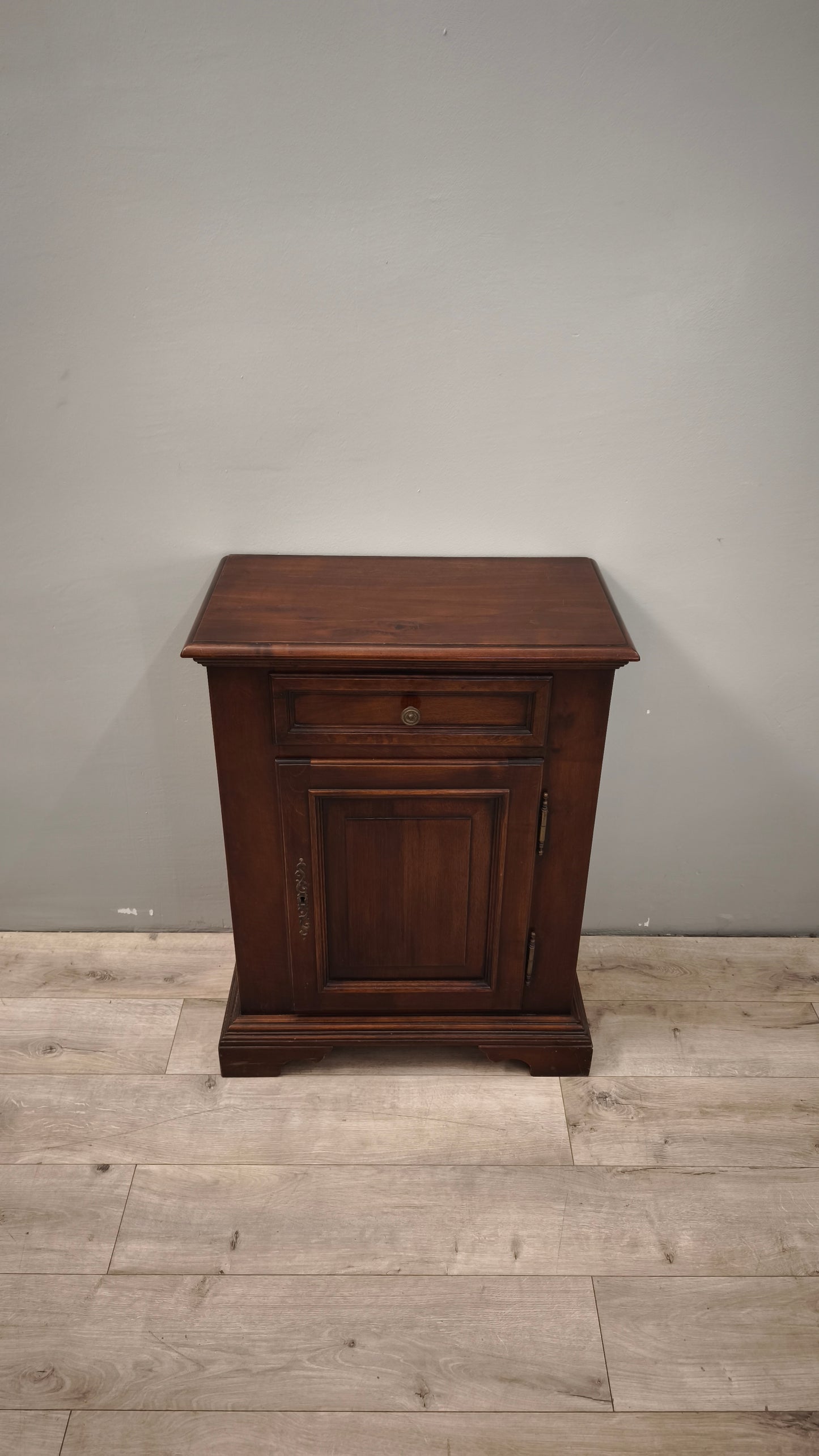 88590 Stipetto un'anta in legno scuro