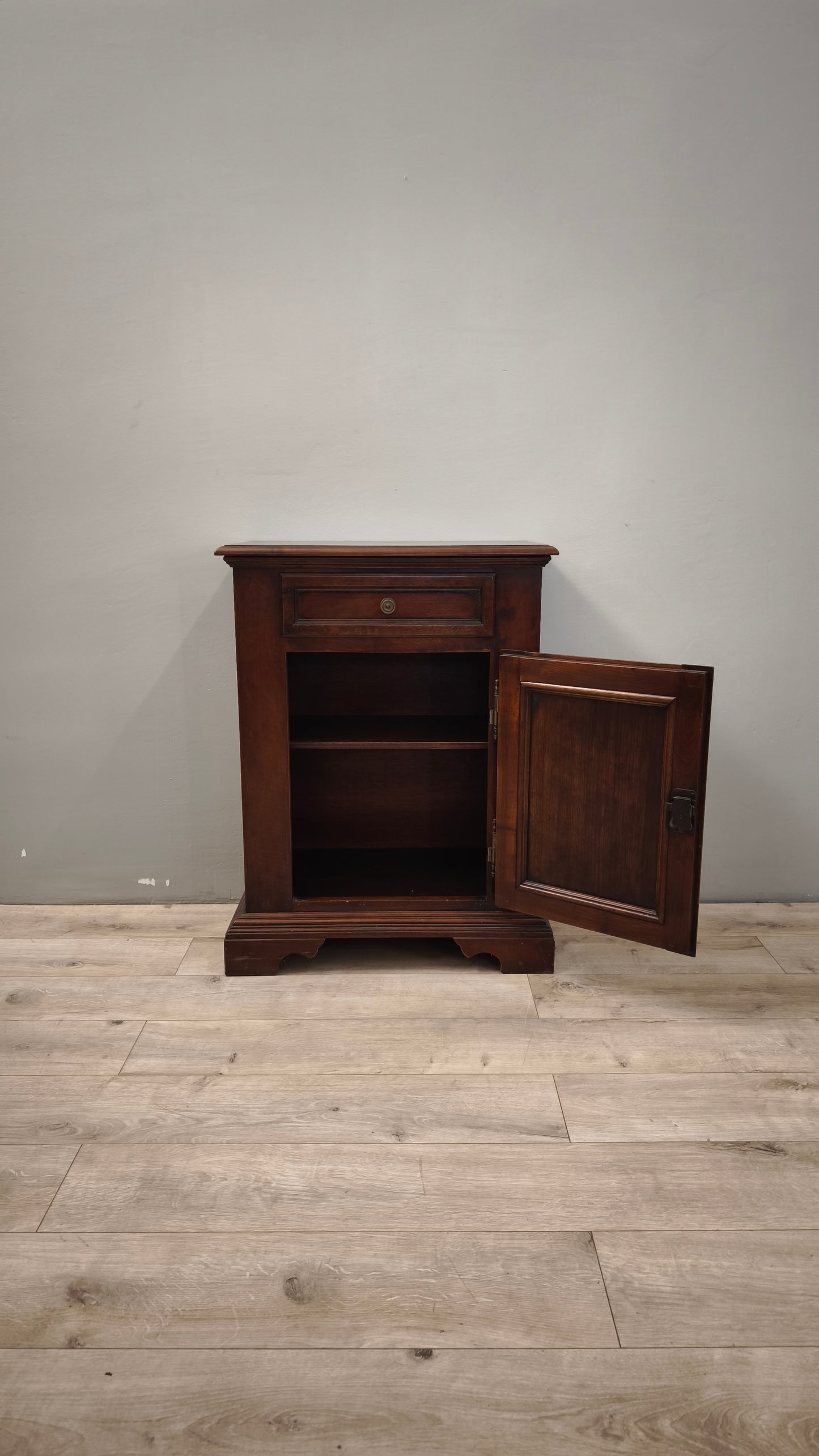 88590 Stipetto un'anta in legno scuro