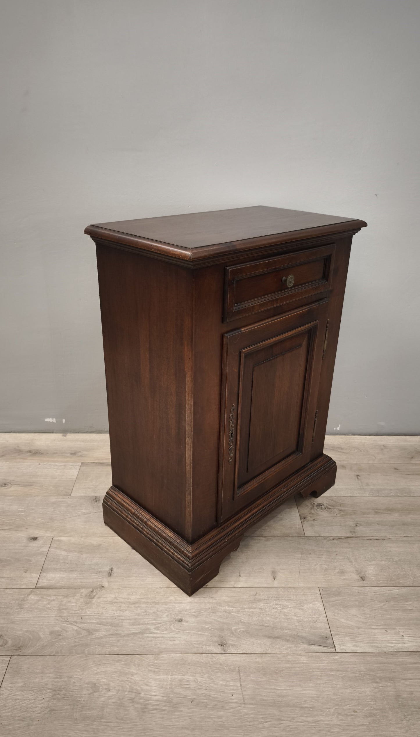 88590 Stipetto un'anta in legno scuro