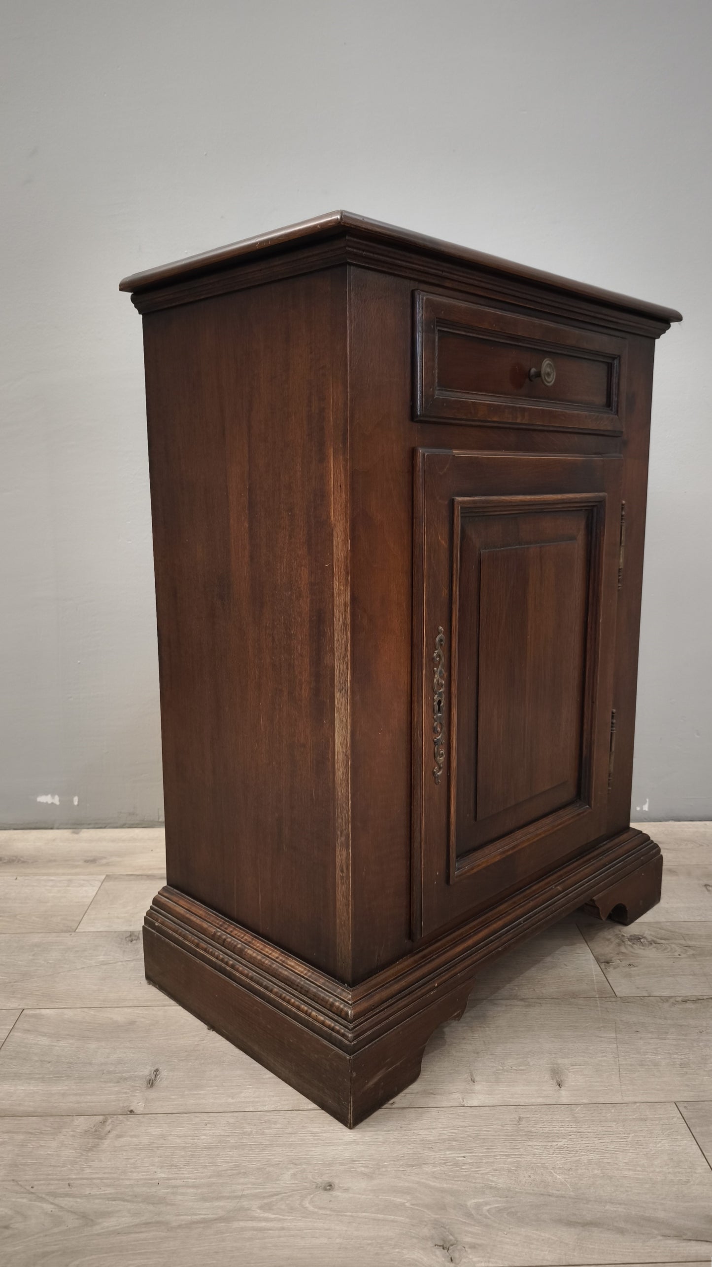 88590 Stipetto un'anta in legno scuro
