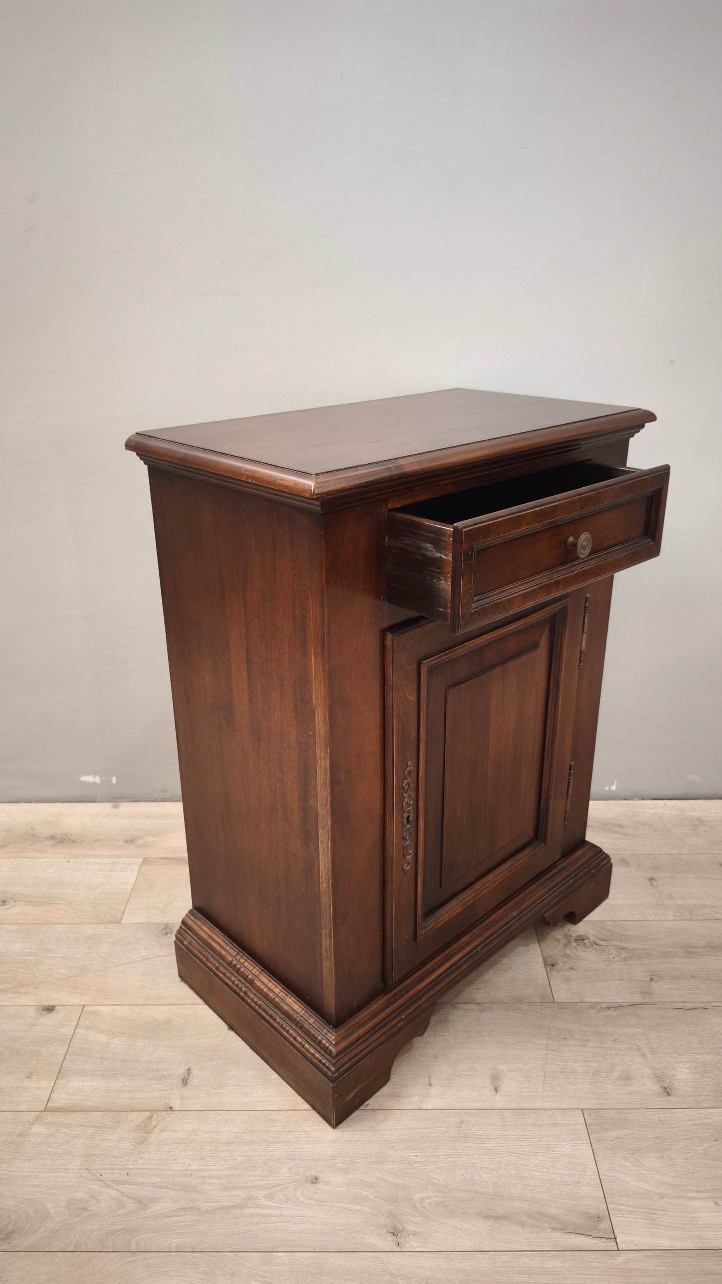 88590 Stipetto un'anta in legno scuro