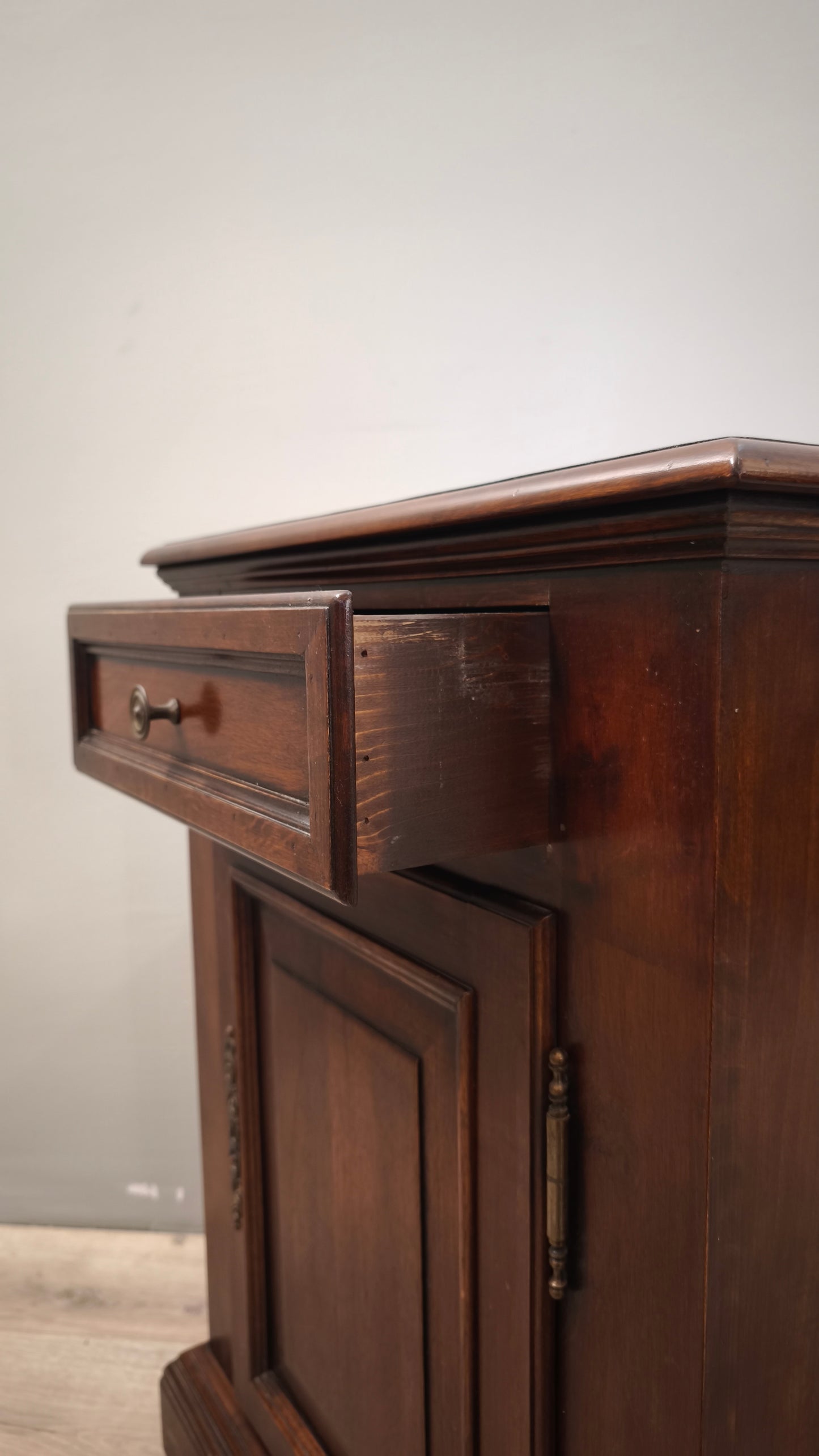 88590 Stipetto un'anta in legno scuro