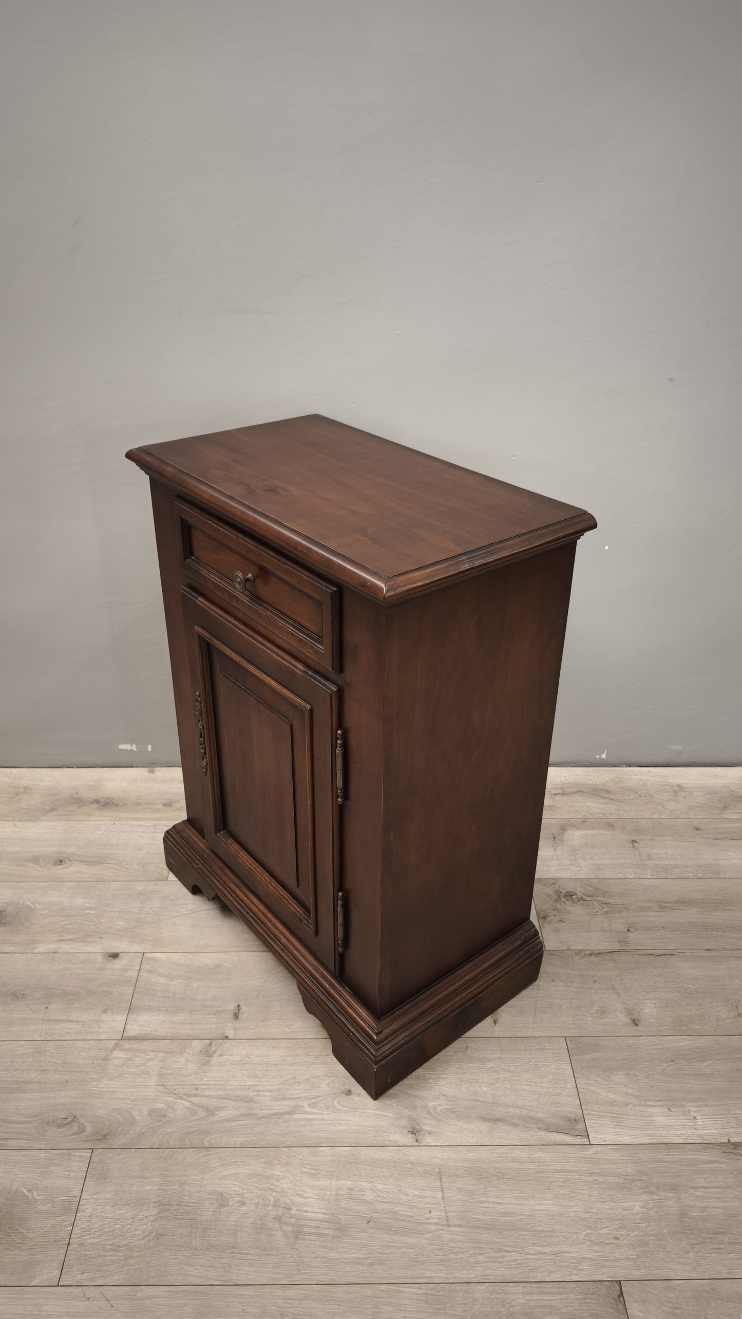 88590 Stipetto un'anta in legno scuro