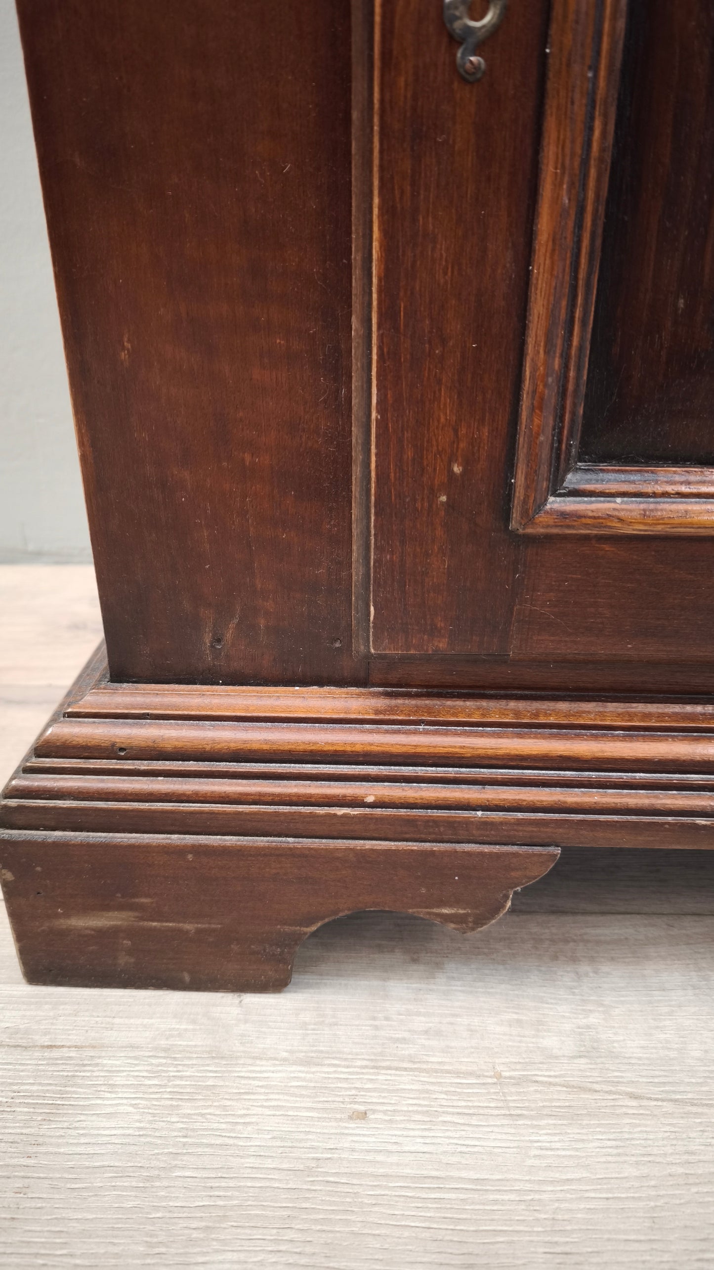 88590 Stipetto un'anta in legno scuro