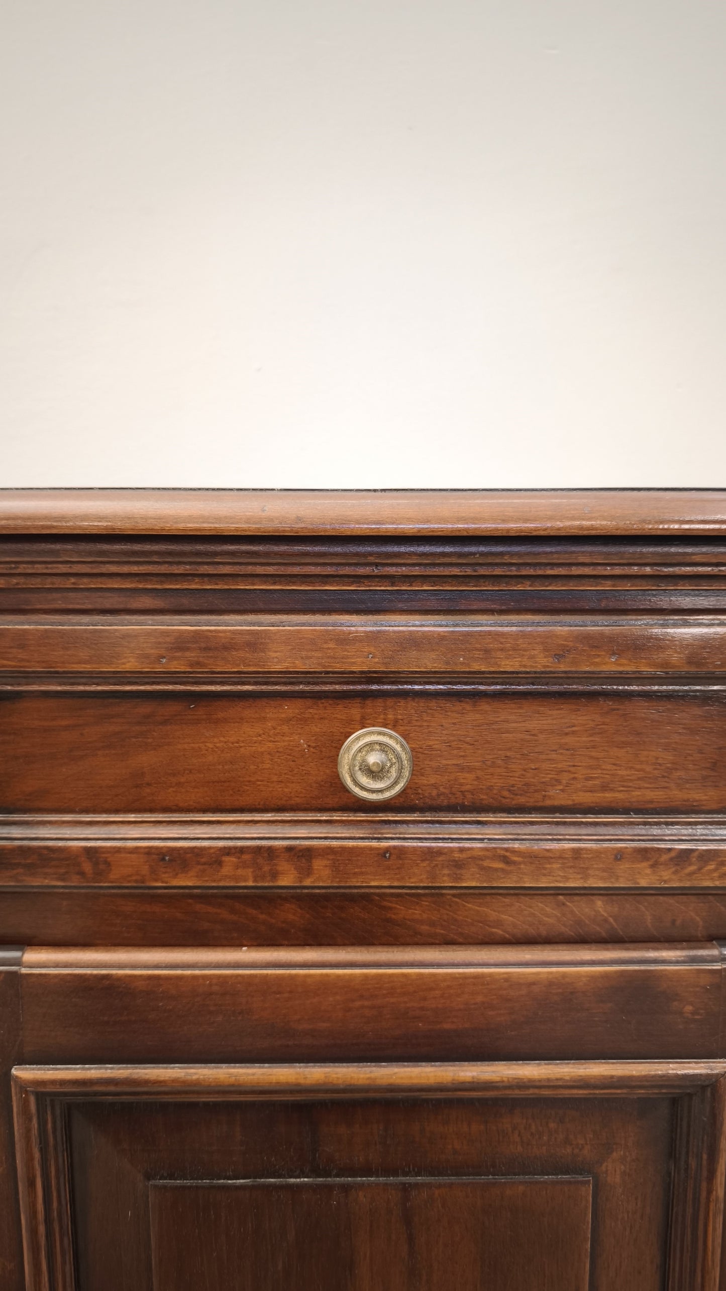 88590 Stipetto un'anta in legno scuro