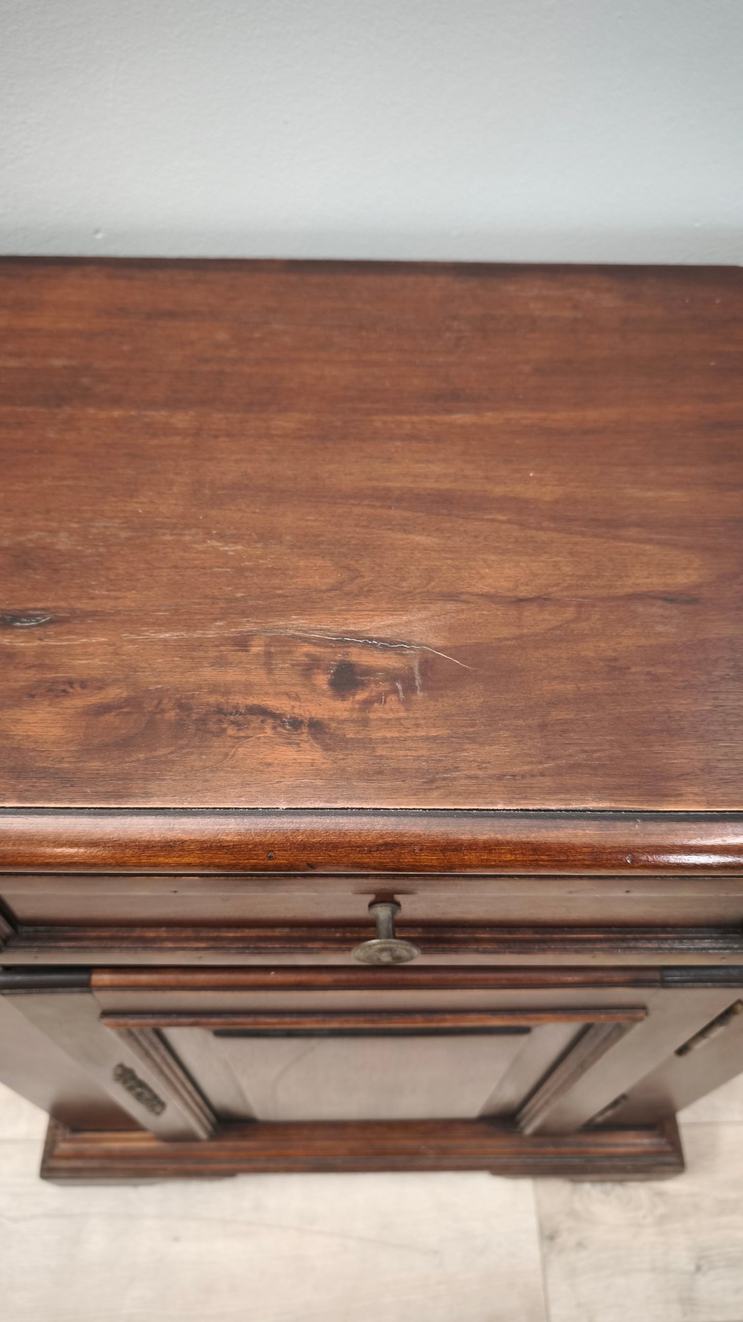 88590 Stipetto un'anta in legno scuro