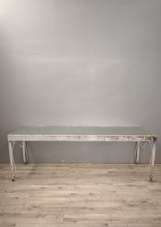 88619 Grande tavolo da esterno con base bianca in ferro battuto e piano in vetro zigrinato