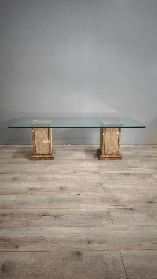 88620 Tavolo con piano in cristallo e colonne in pietra