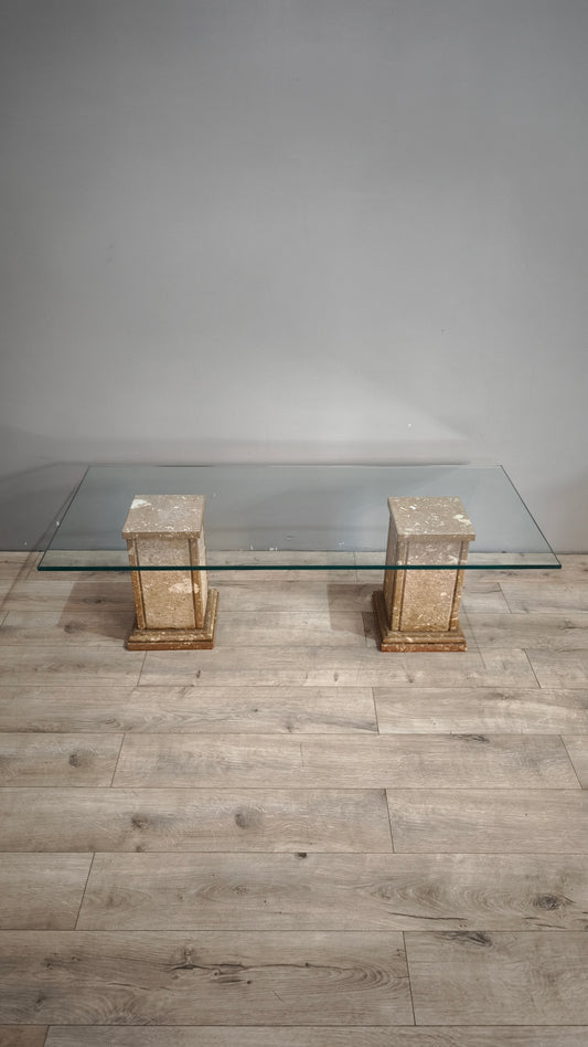 88620 Tavolo con piano in cristallo e colonne in pietra