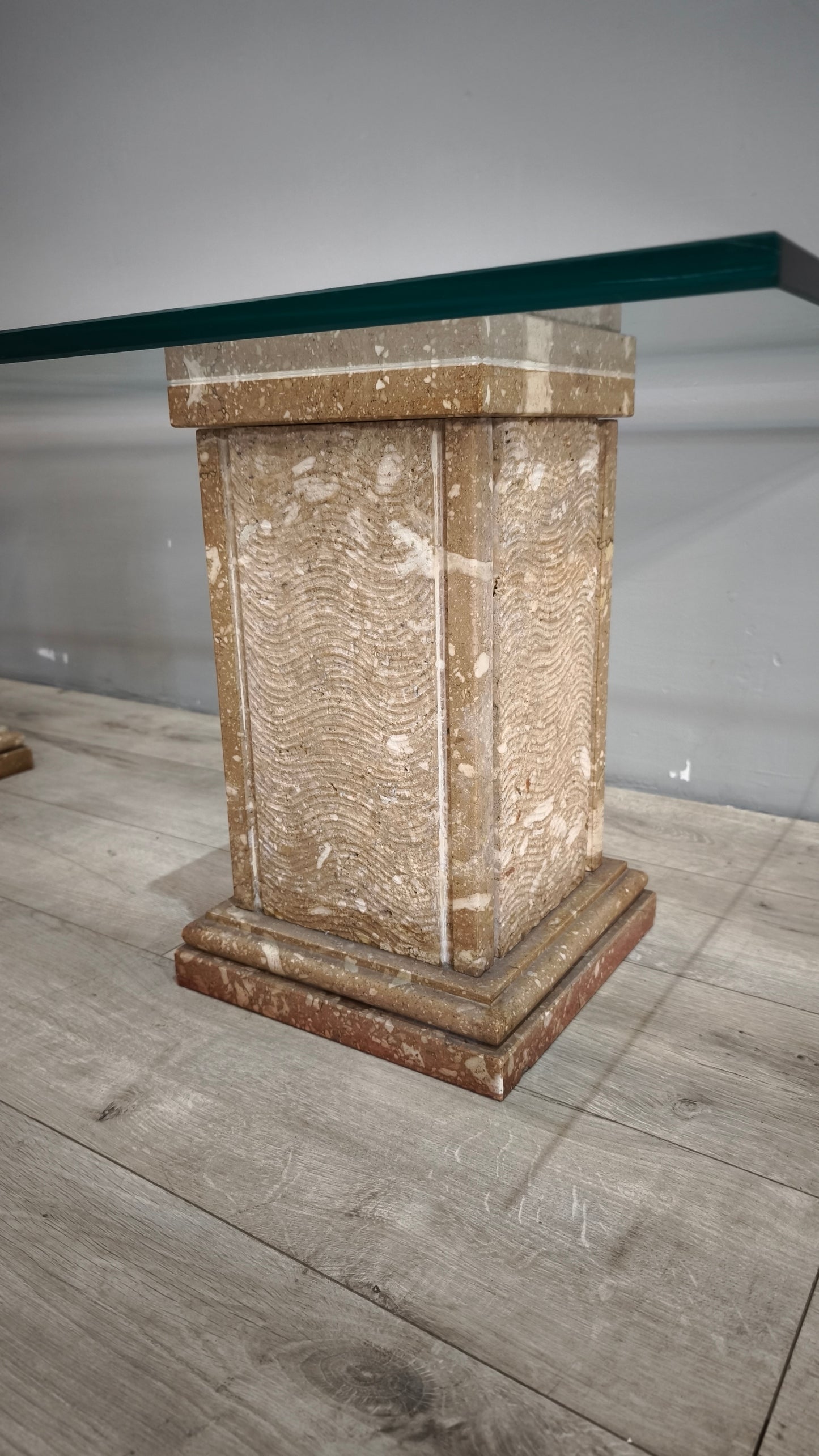 88620 Tavolo con piano in cristallo e colonne in pietra