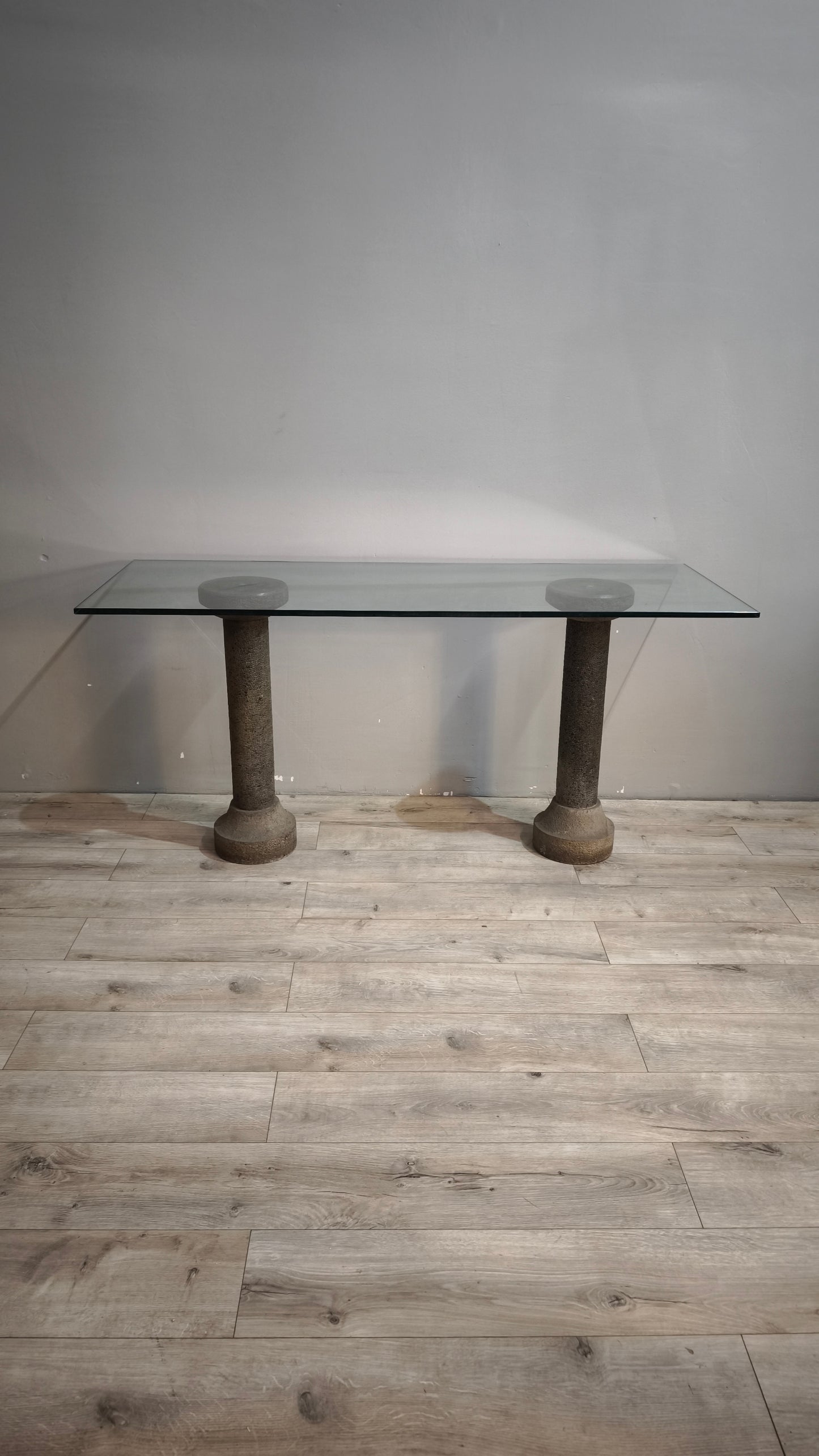 88621 Console con piano in cristallo e colonne in pietra