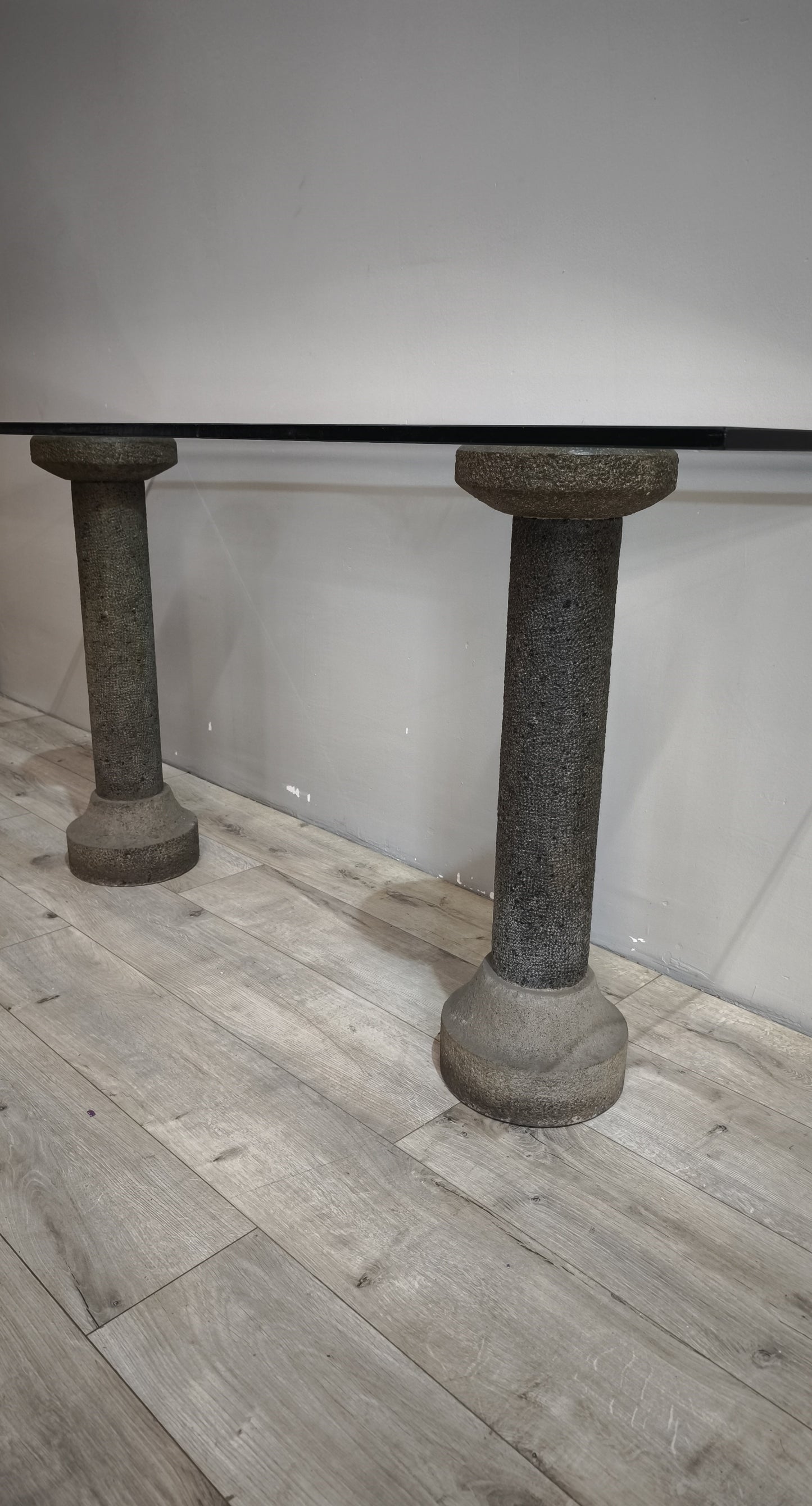 88621 Console con piano in cristallo e colonne in pietra