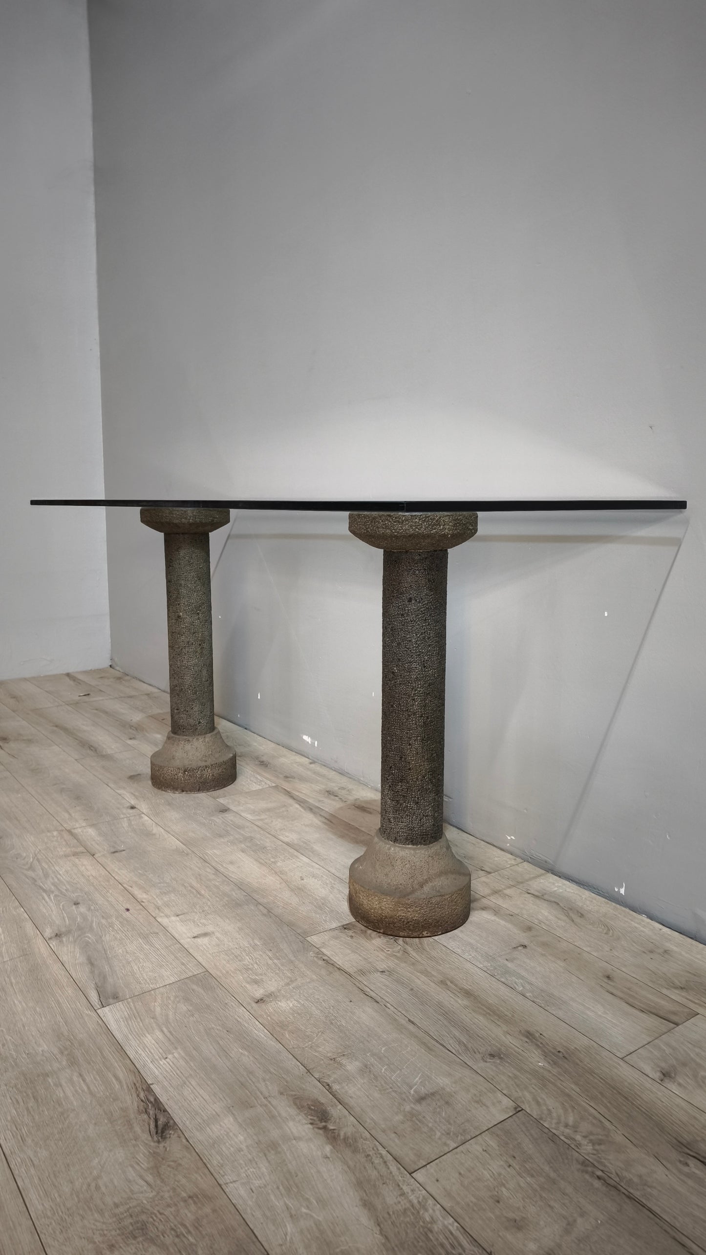 88621 Console con piano in cristallo e colonne in pietra