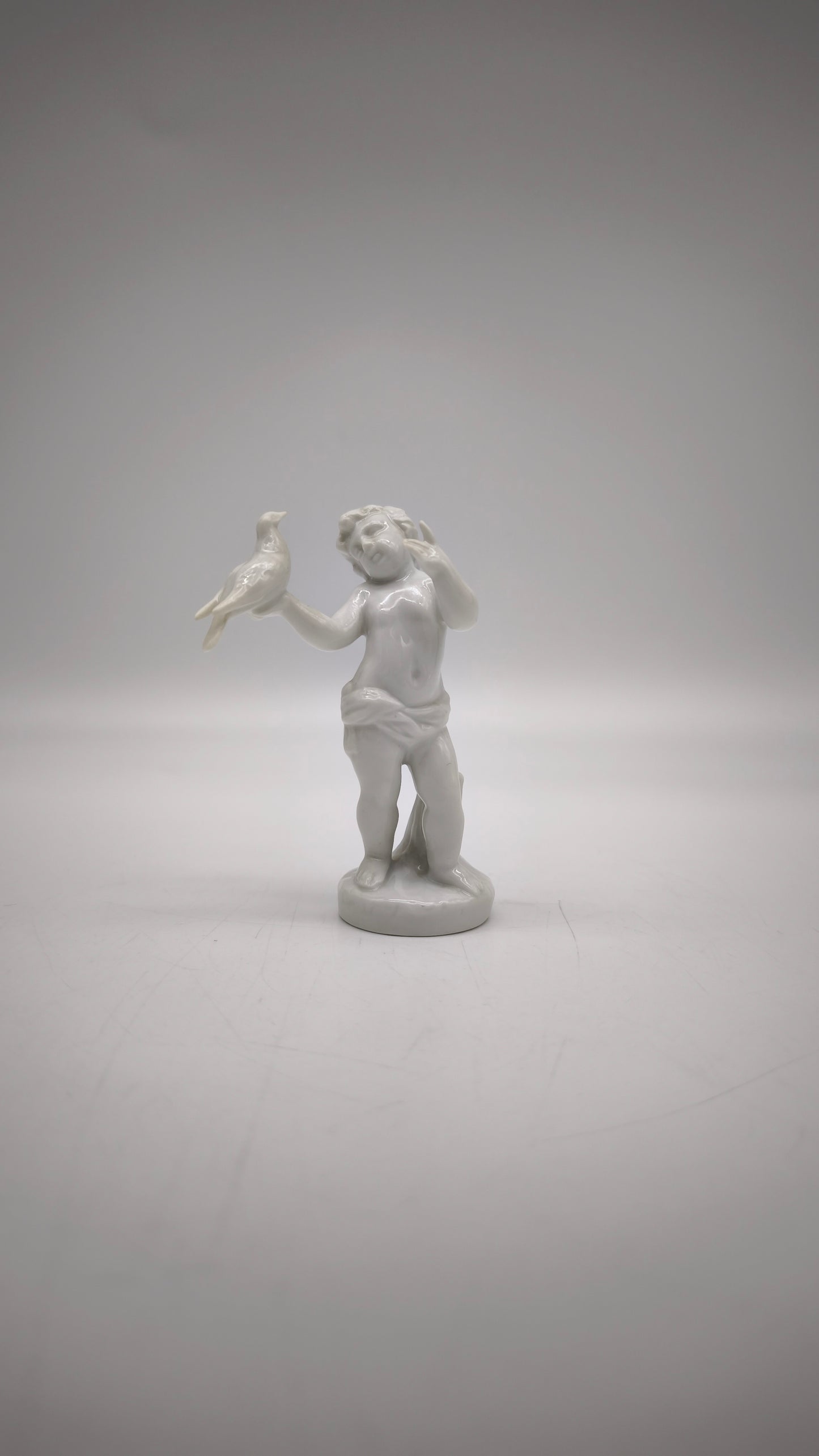 88208 Statuina putto con colomba in porcellana Ginori per Capodimonte