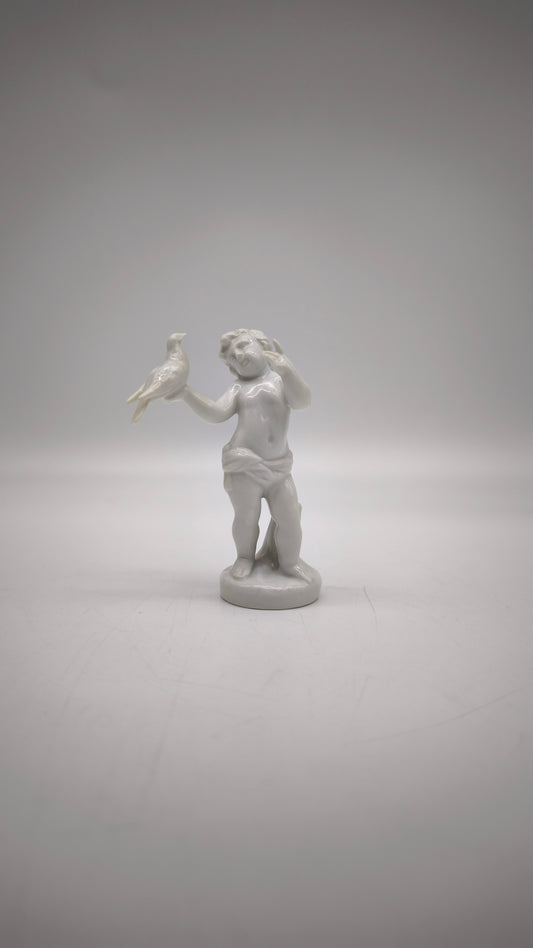 88208 Statuina putto con colomba in porcellana Ginori per Capodimonte