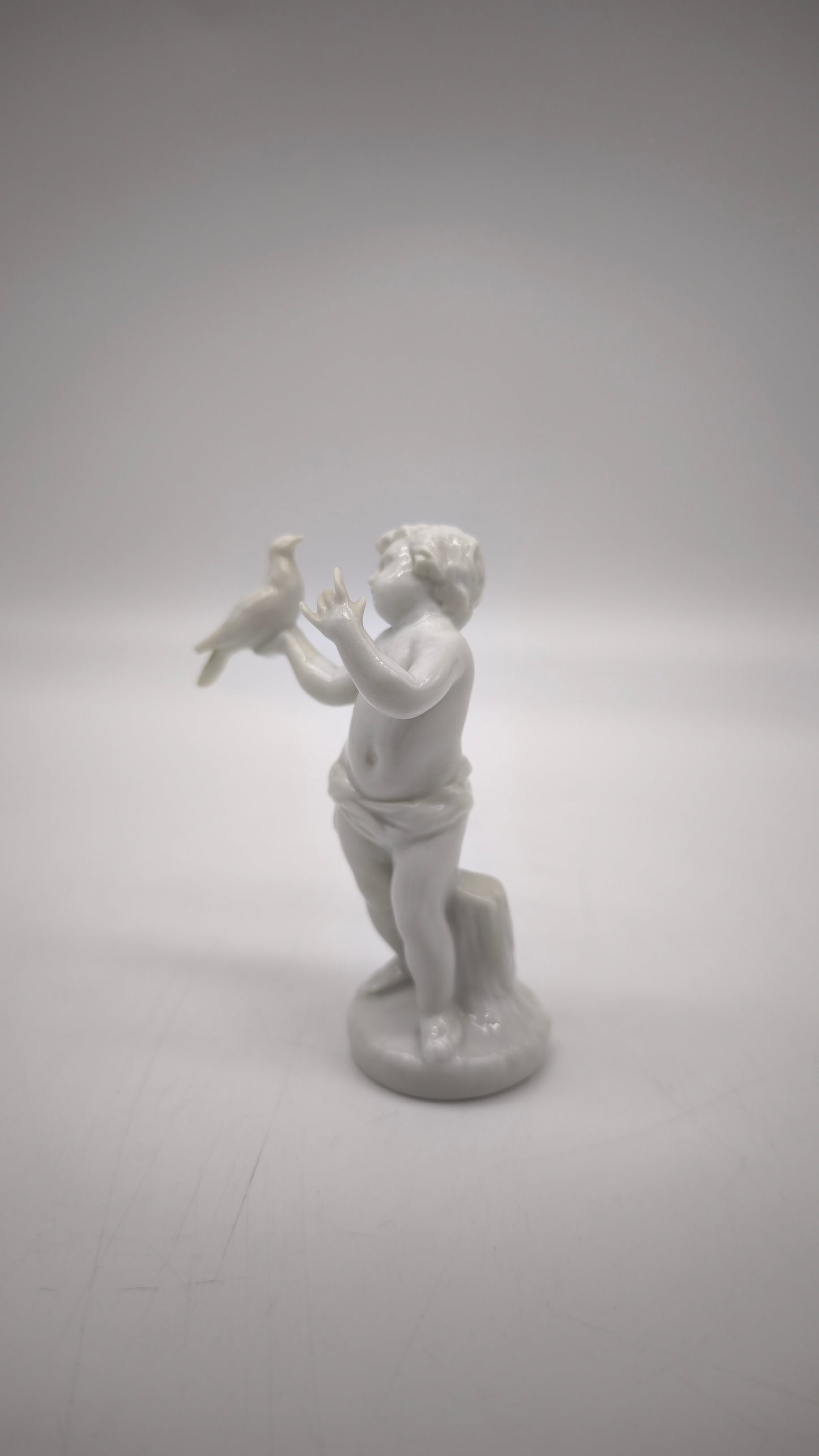 88208 Statuina putto con colomba in porcellana Ginori per Capodimonte