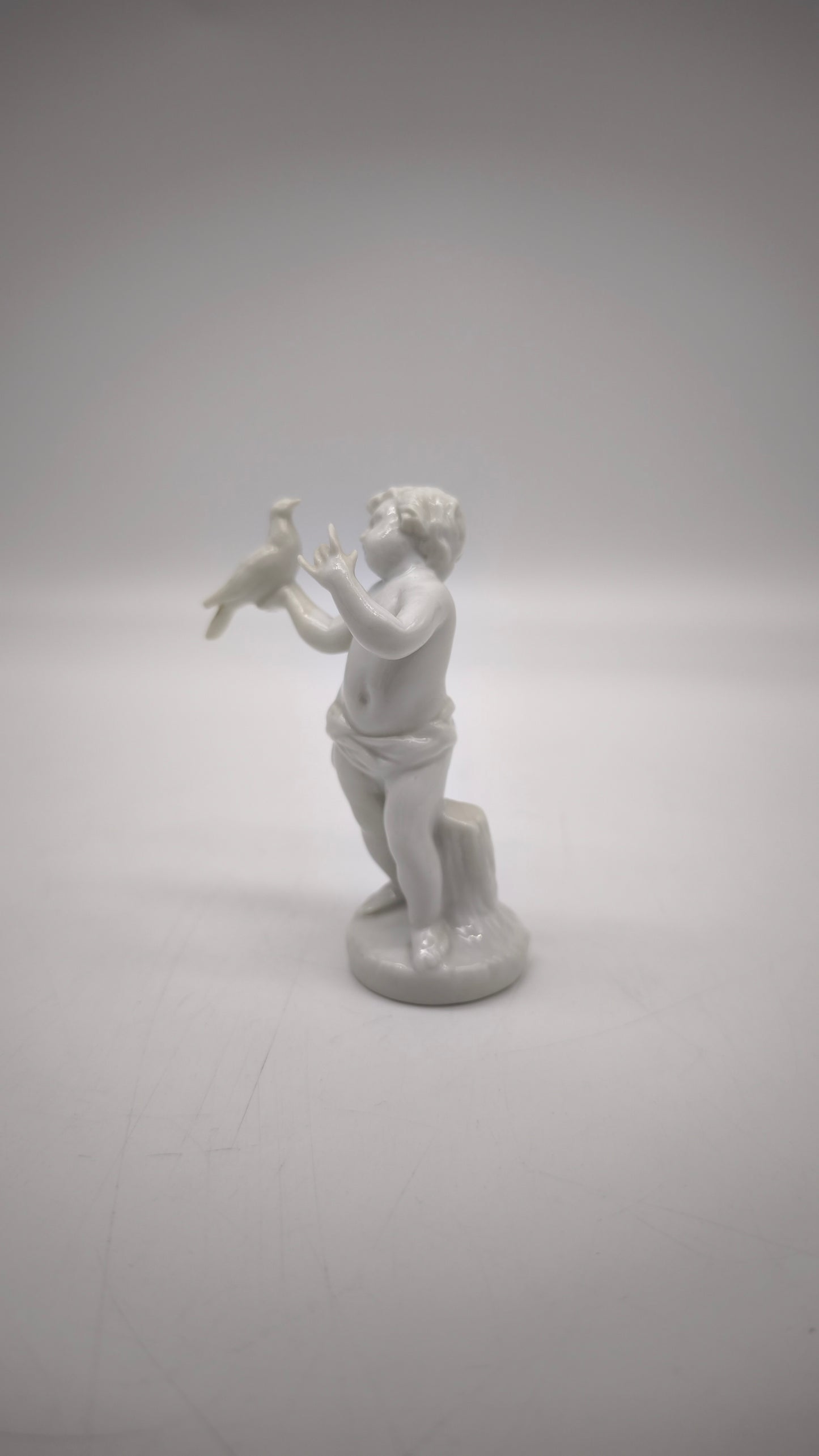 88208 Statuina putto con colomba in porcellana Ginori per Capodimonte