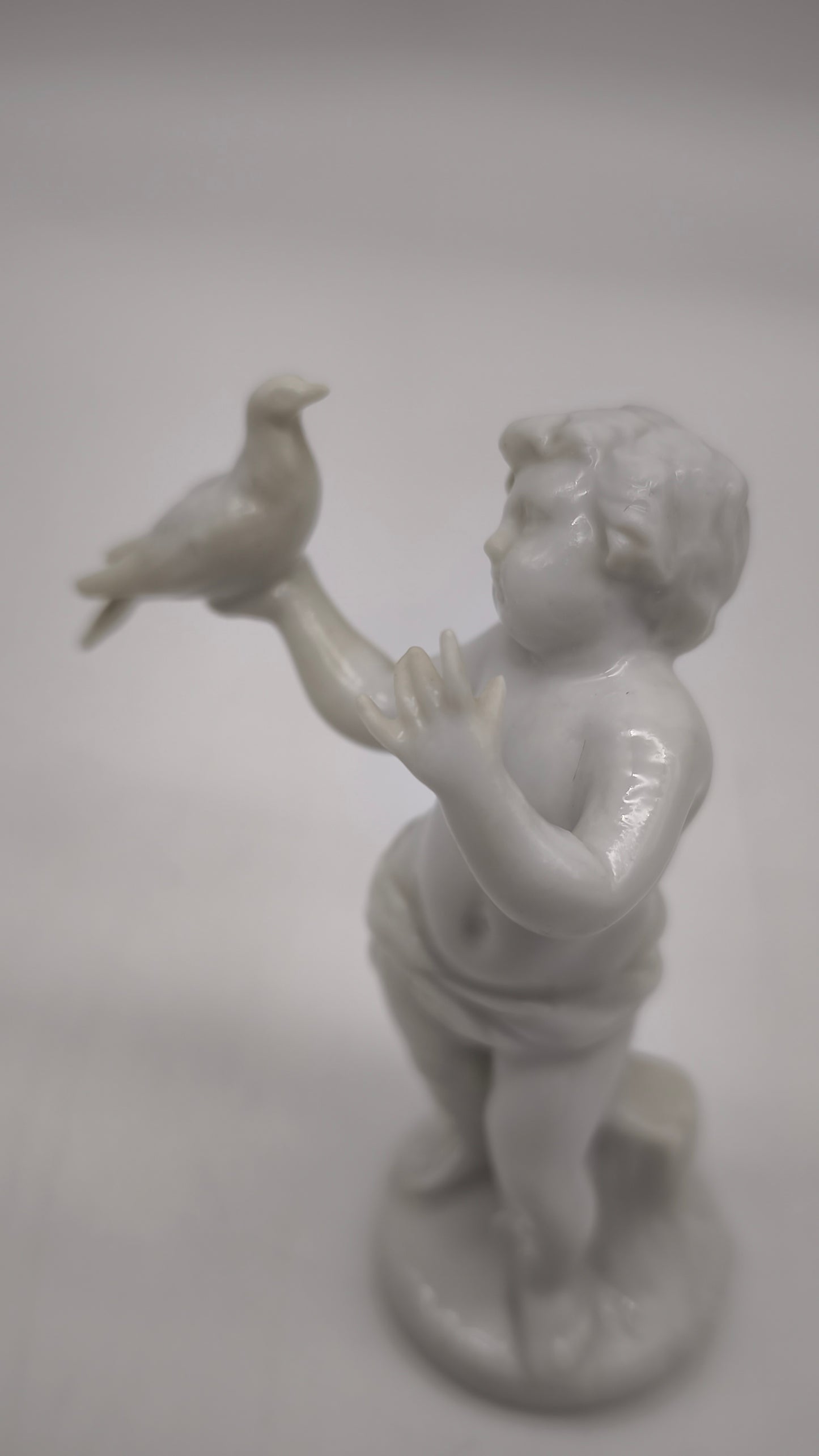 88208 Statuina putto con colomba in porcellana Ginori per Capodimonte