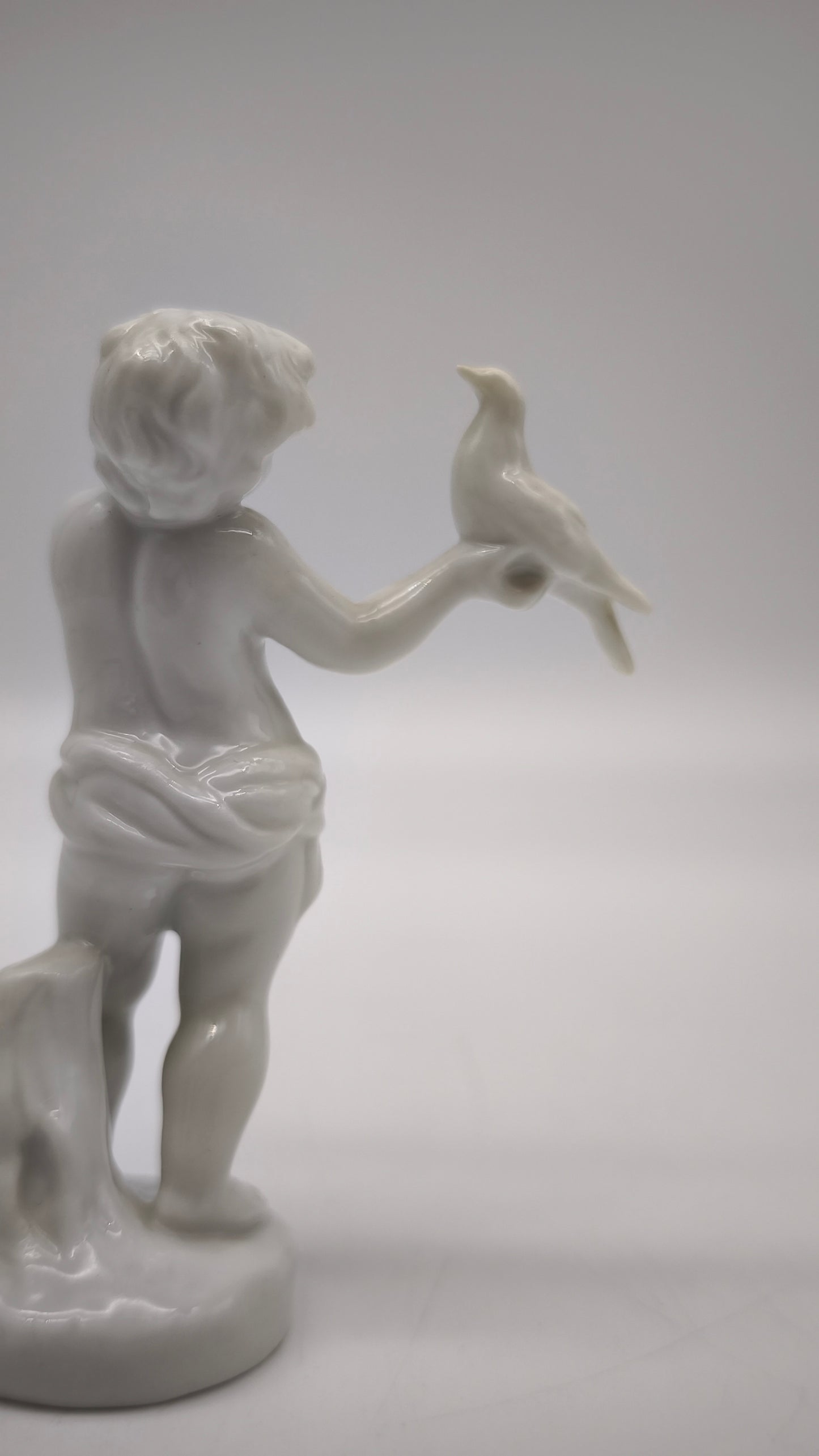 88208 Statuina putto con colomba in porcellana Ginori per Capodimonte