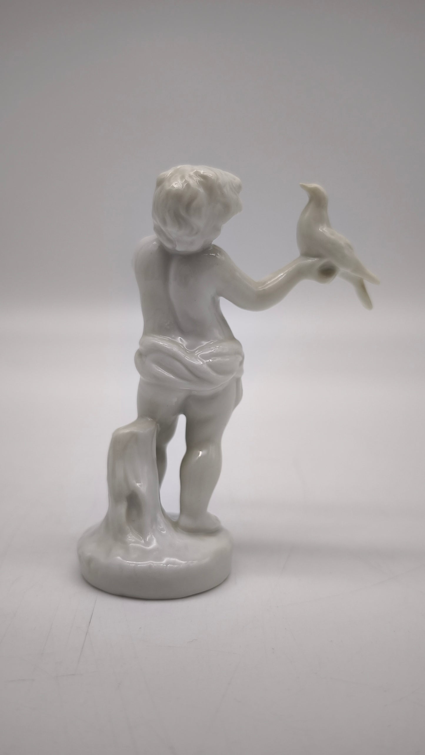 88208 Statuina putto con colomba in porcellana Ginori per Capodimonte