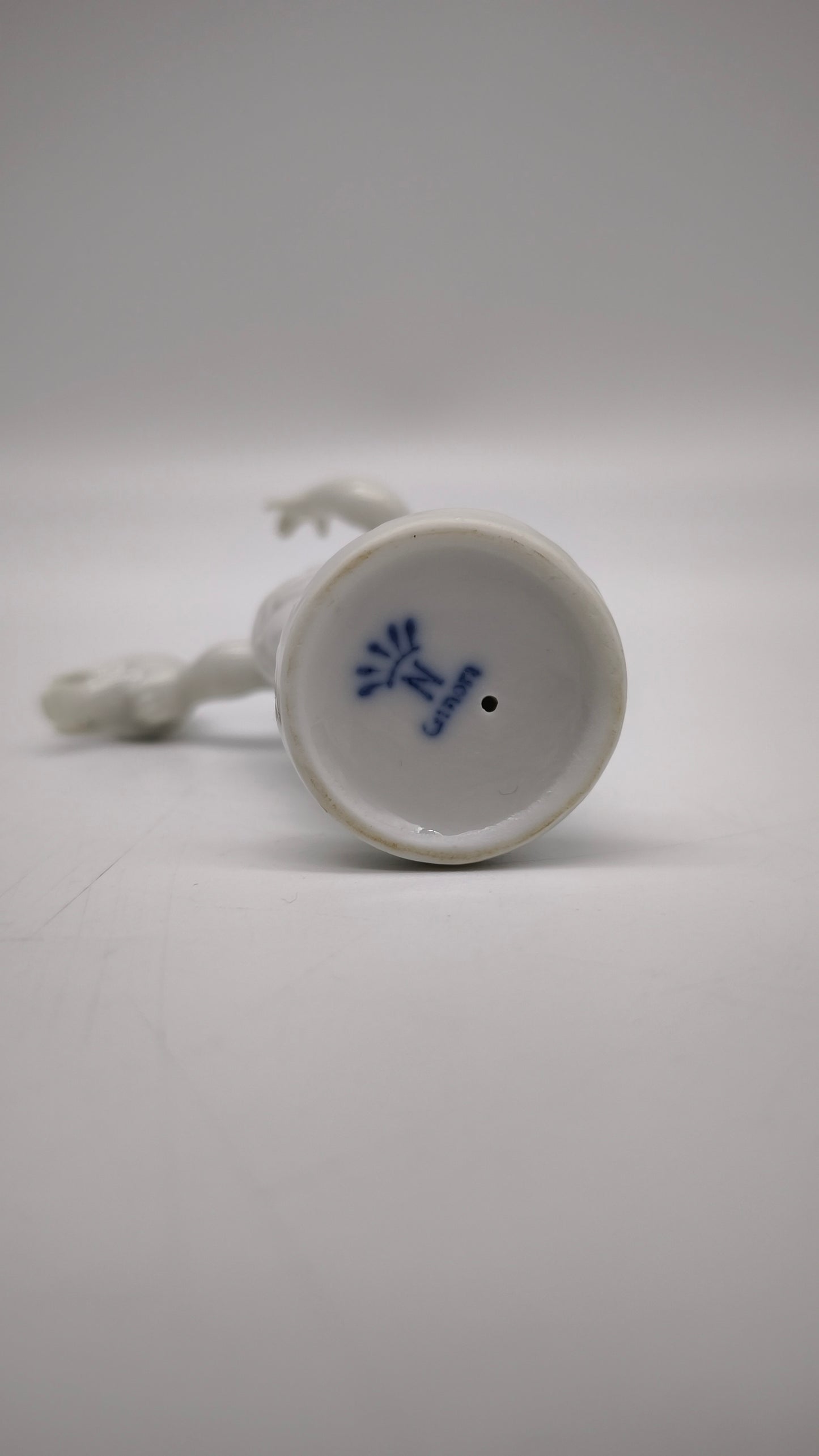 88208 Statuina putto con colomba in porcellana Ginori per Capodimonte