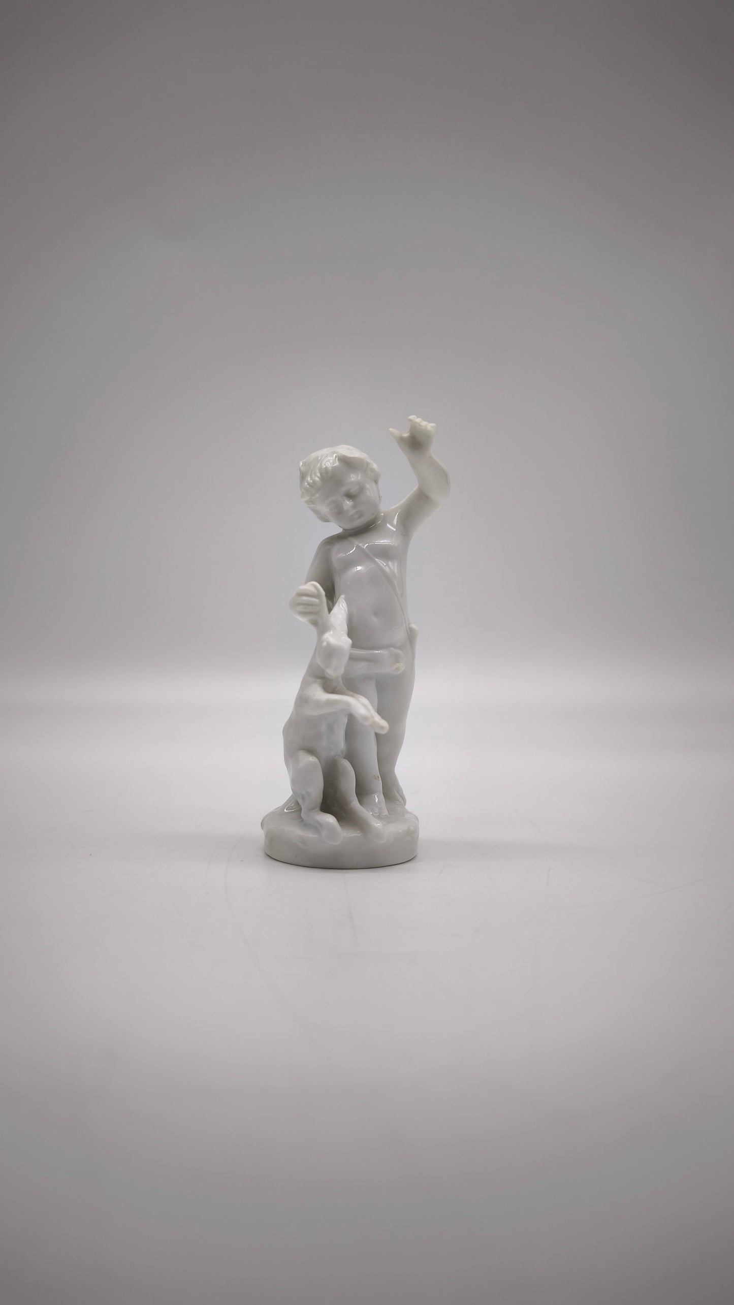 88208 Statuina putto con lepre in porcellana Ginori per Capodimonte