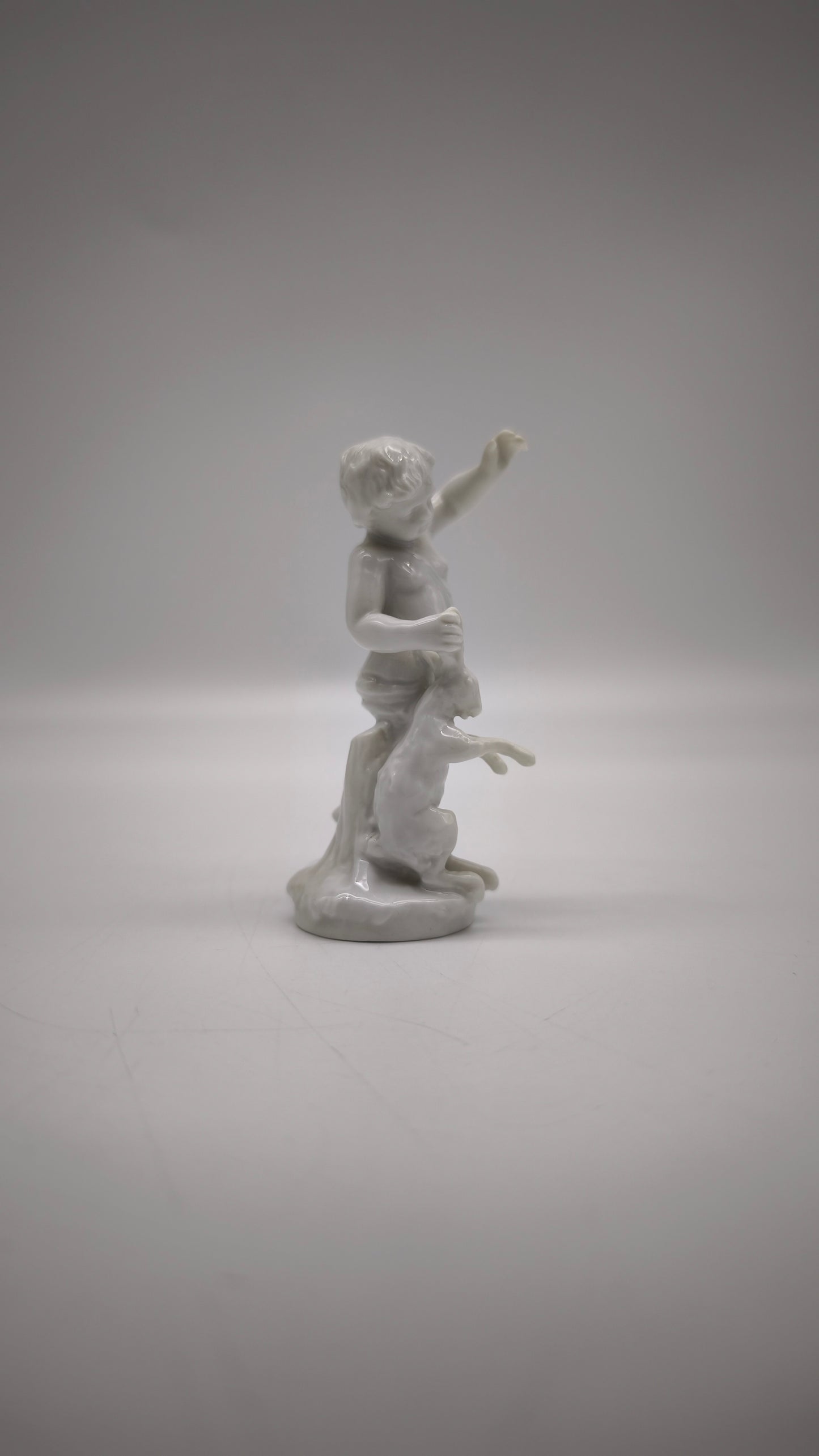 88208 Statuina putto con lepre in porcellana Ginori per Capodimonte