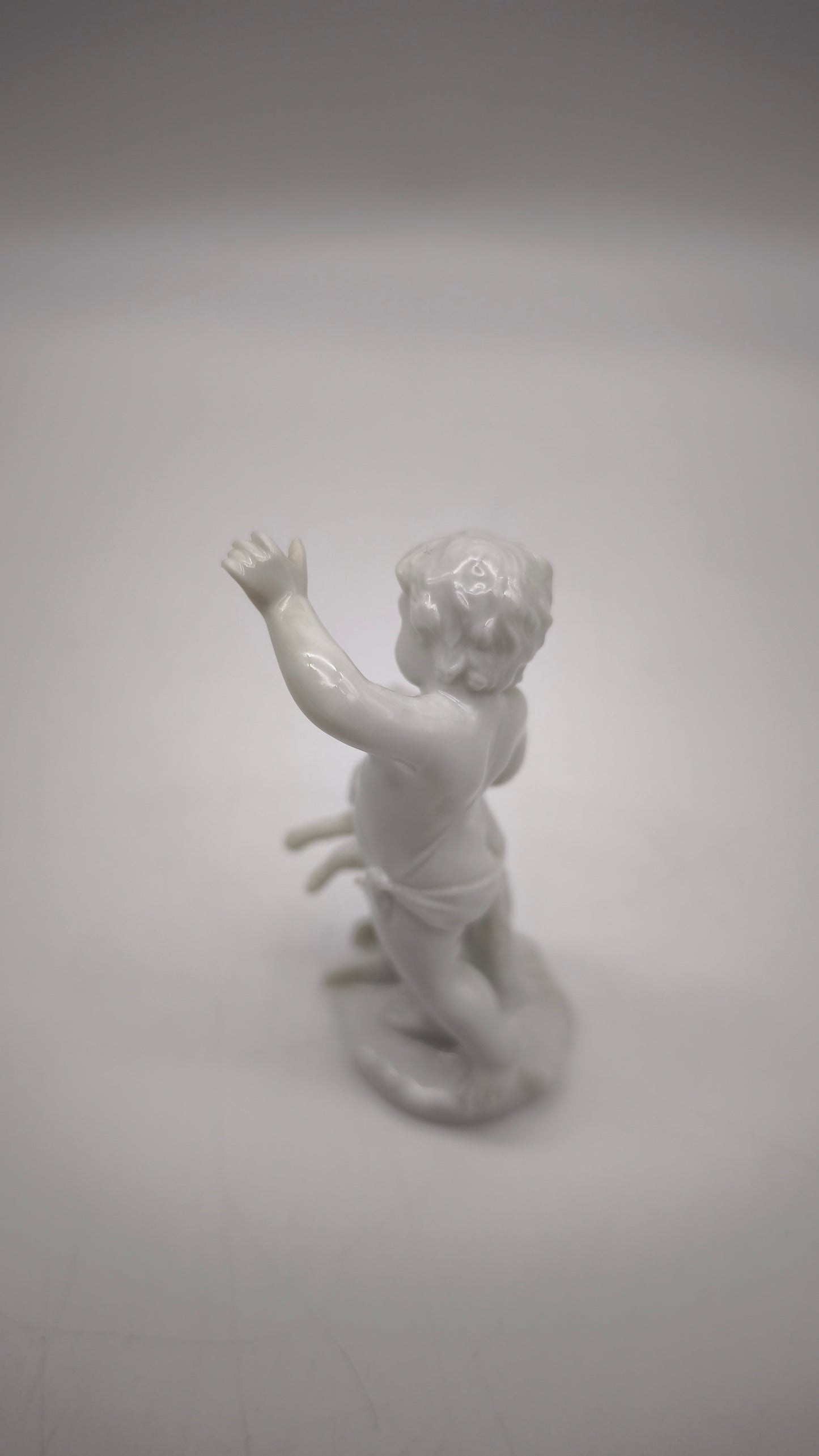 88208 Statuina putto con lepre in porcellana Ginori per Capodimonte
