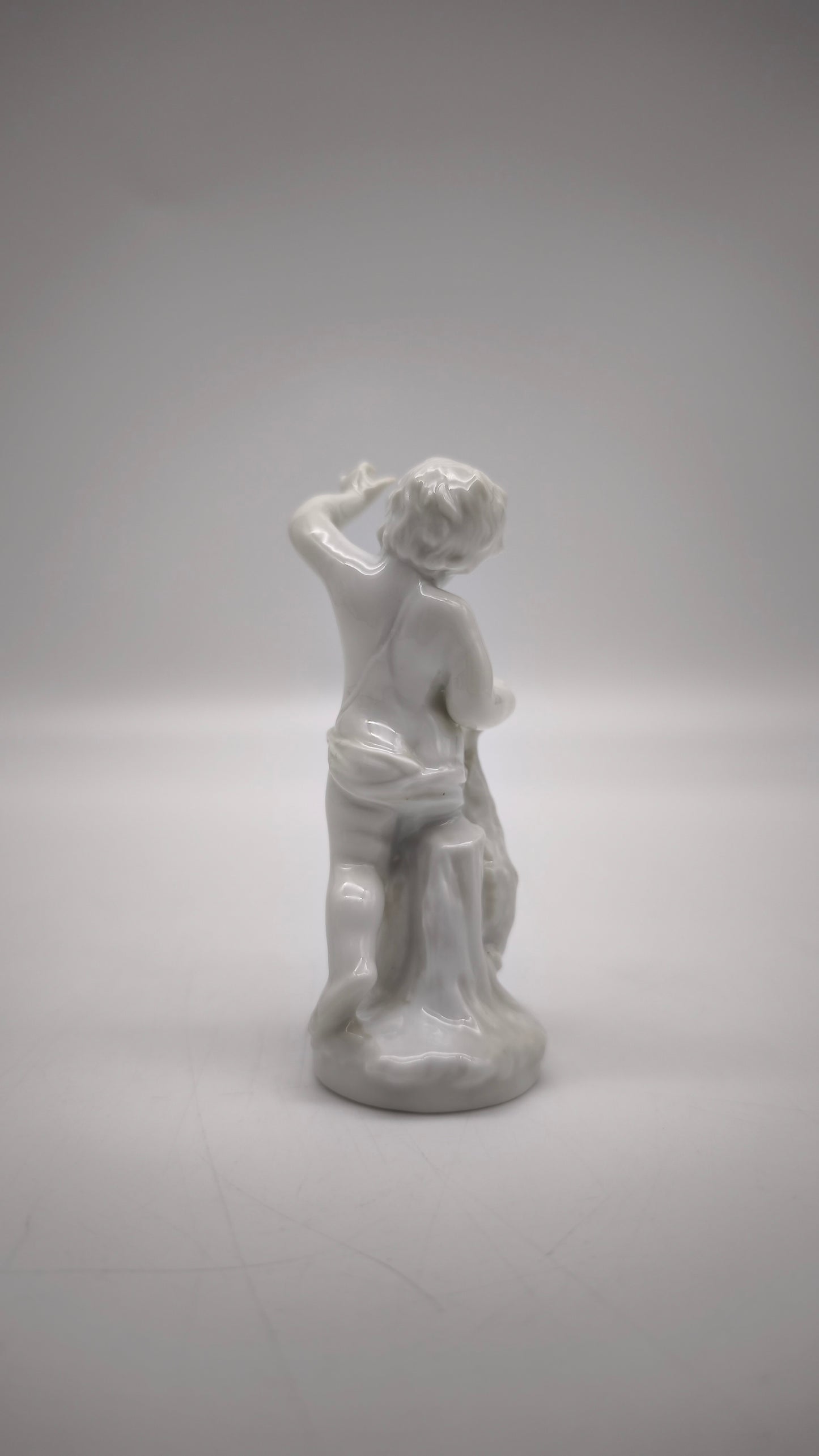 88208 Statuina putto con lepre in porcellana Ginori per Capodimonte
