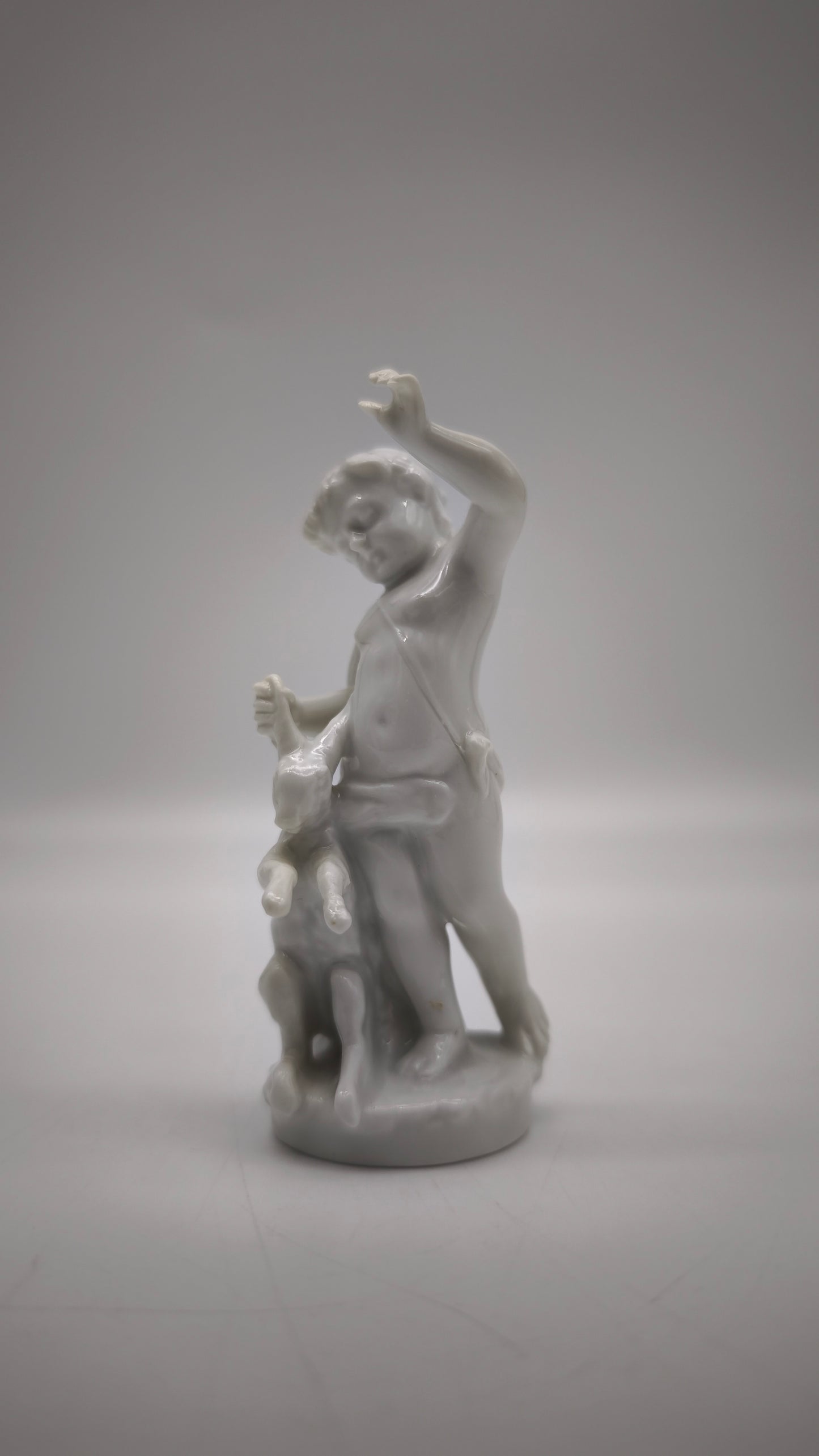 88208 Statuina putto con lepre in porcellana Ginori per Capodimonte