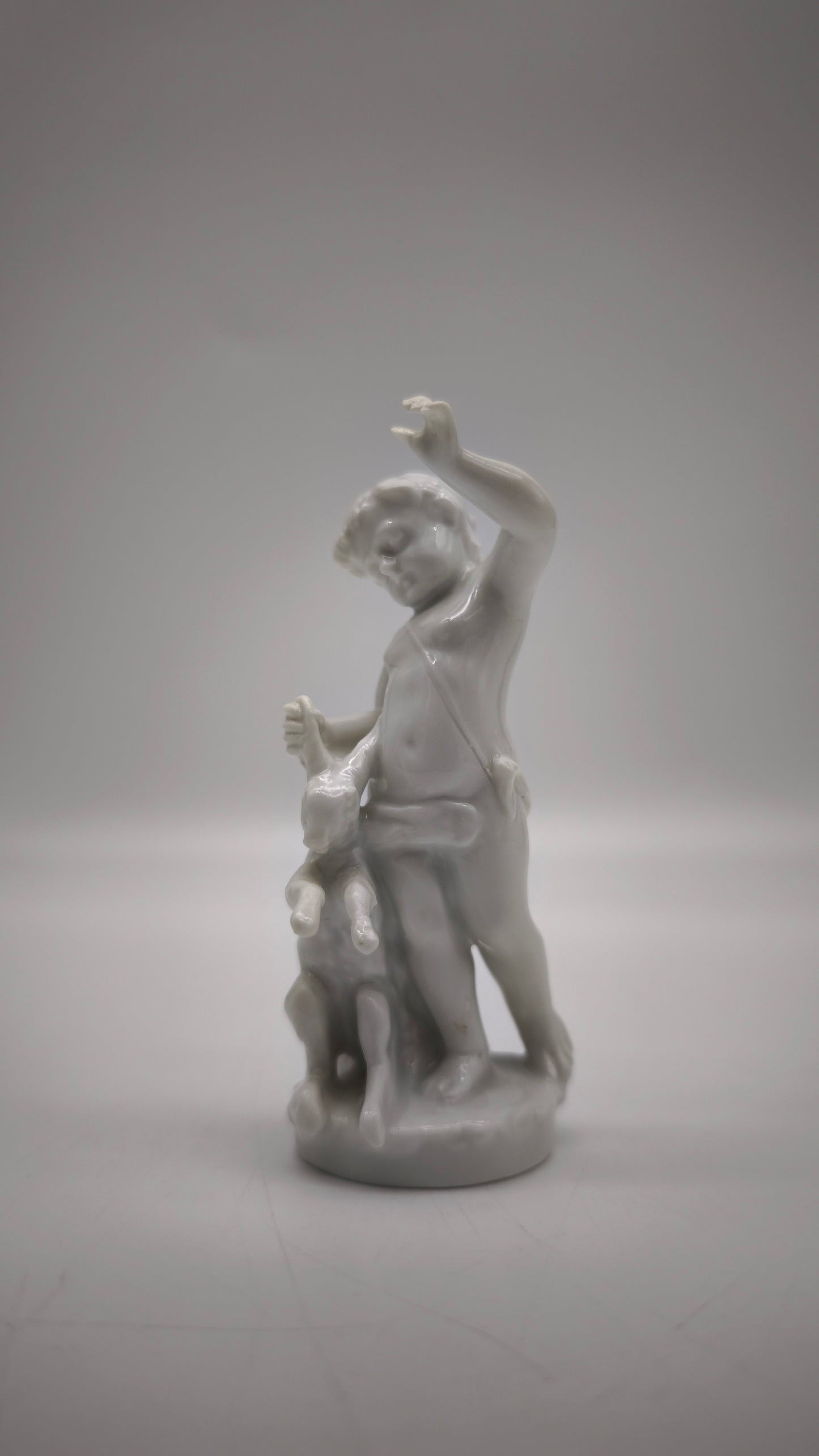 88208 Statuina putto con lepre in porcellana Ginori per Capodimonte