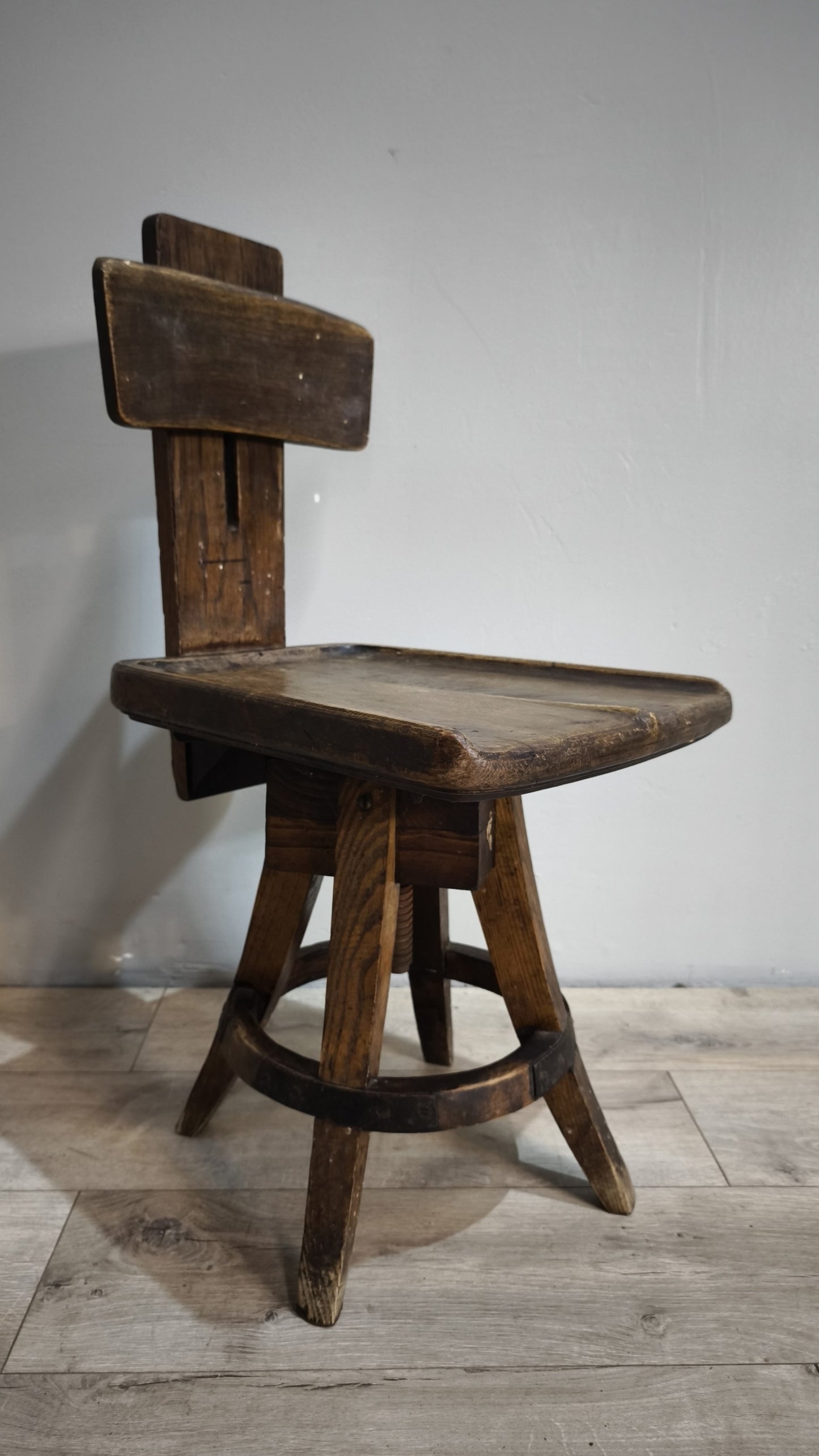 88668-2 Antico sgabello da scuola d'arte in legno massello di quercia