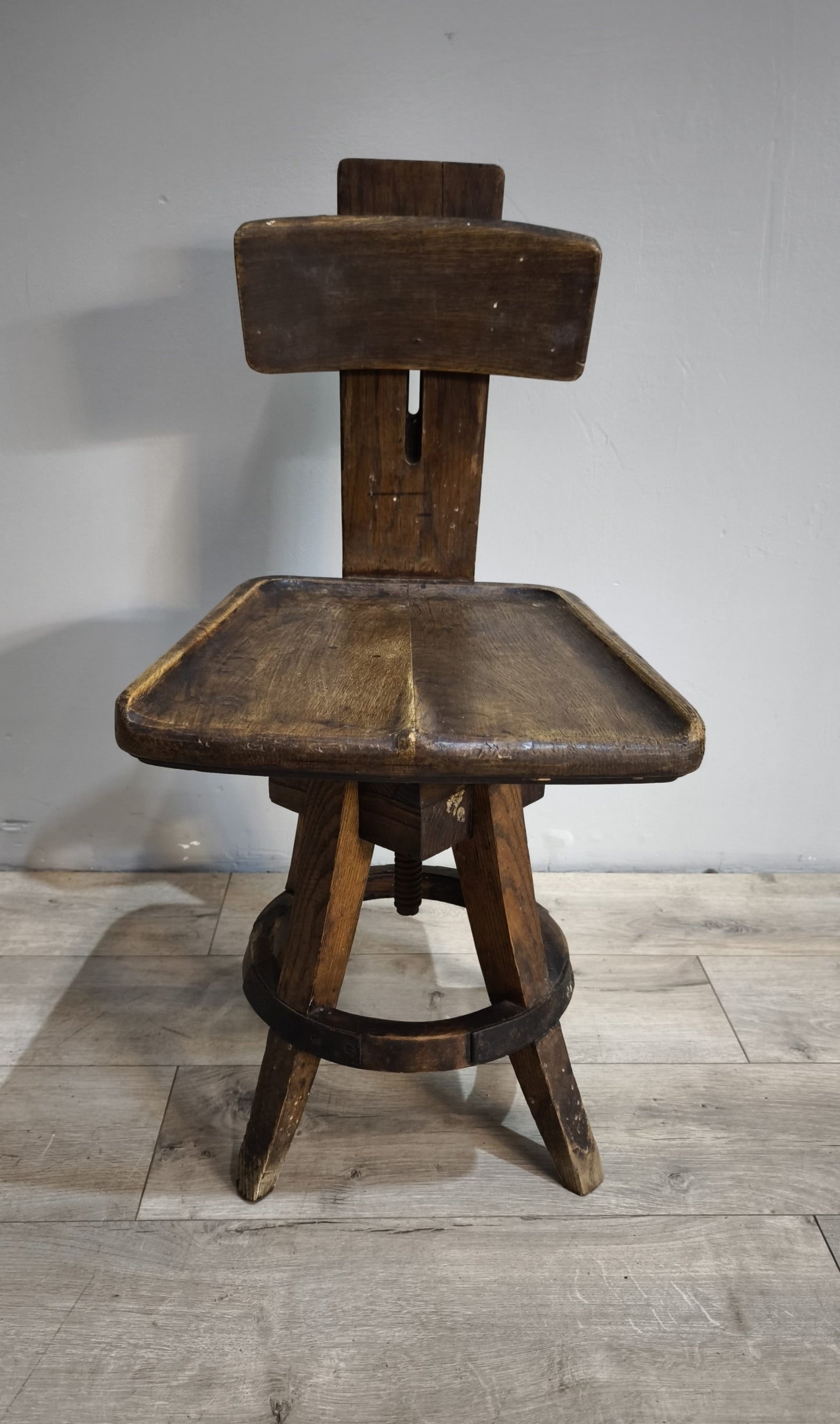 88668-2 Antico sgabello da scuola d'arte in legno massello di quercia
