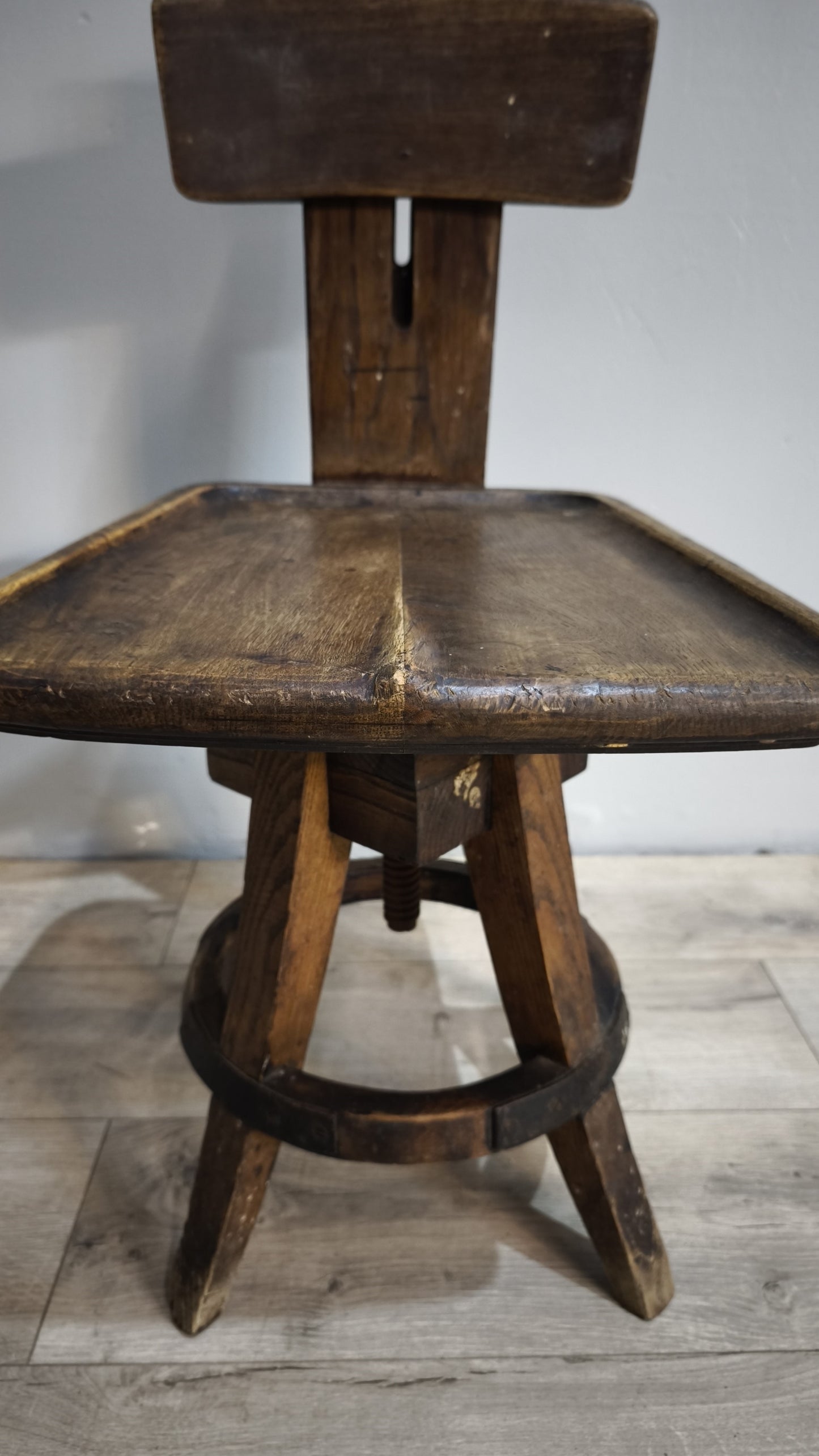 88668-2 Antico sgabello da scuola d'arte in legno massello di quercia